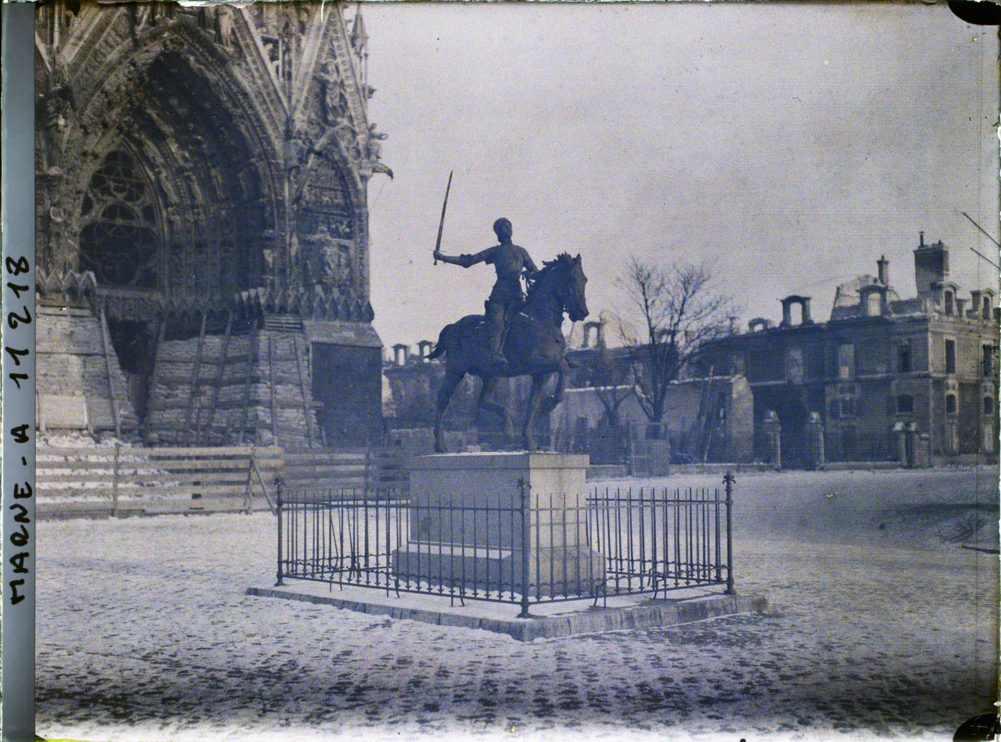 Image représentant La statue de Jeanne d'Arc, la cathédrale et le palais du Tau, place du cardinal Luçon