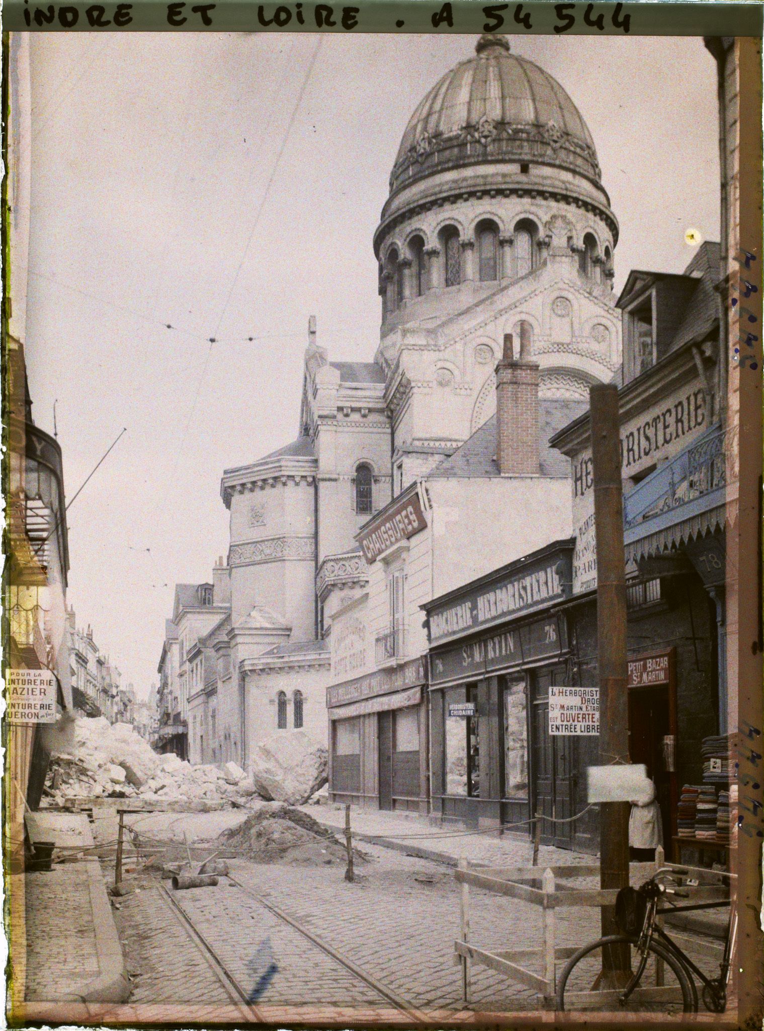 Image représentant Les gravats de la tour Charlemagne devant la basilique Saint-Martin, rue des Halles