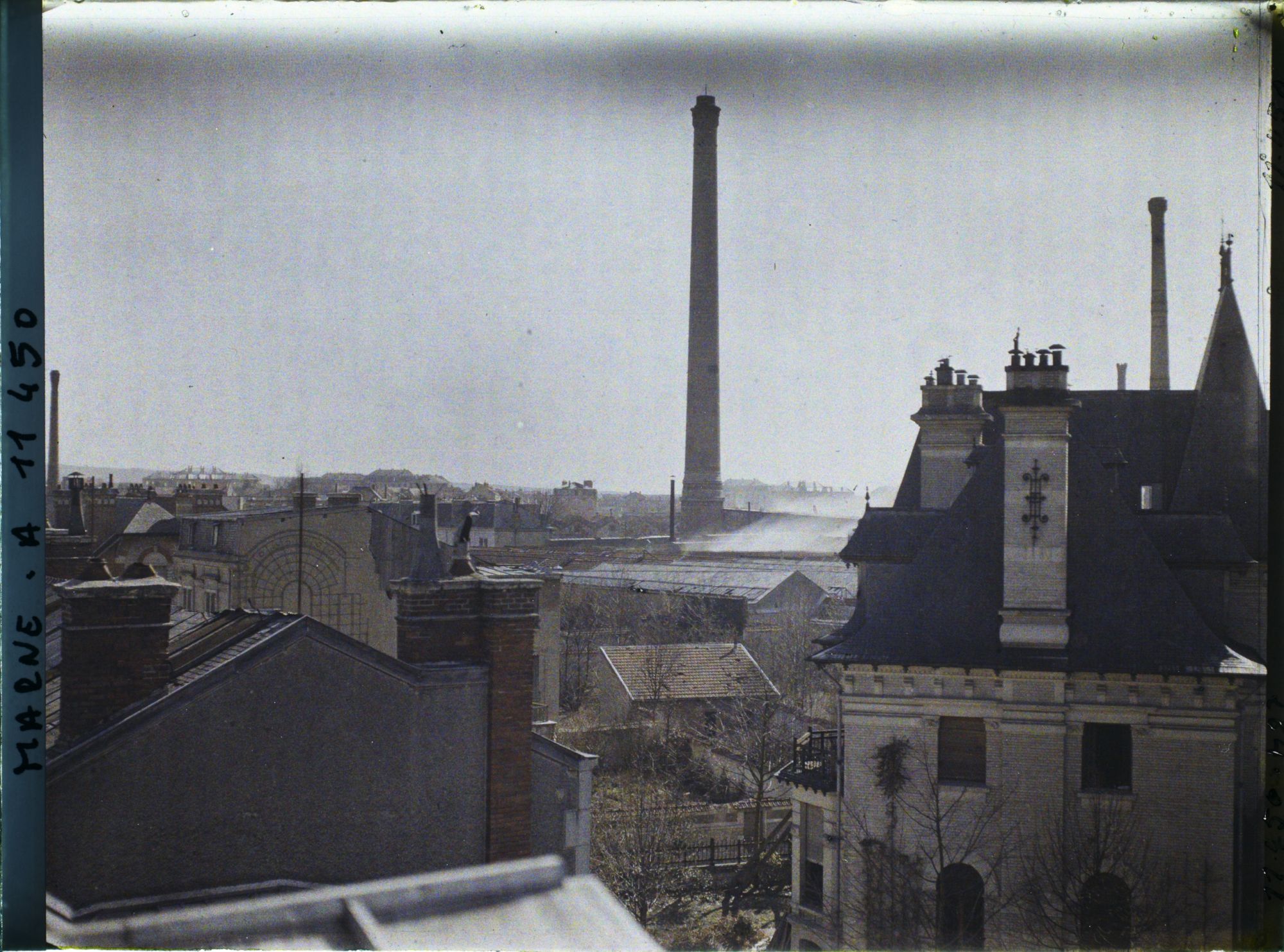 Image représentant Eclatement d'obus près d'une usine