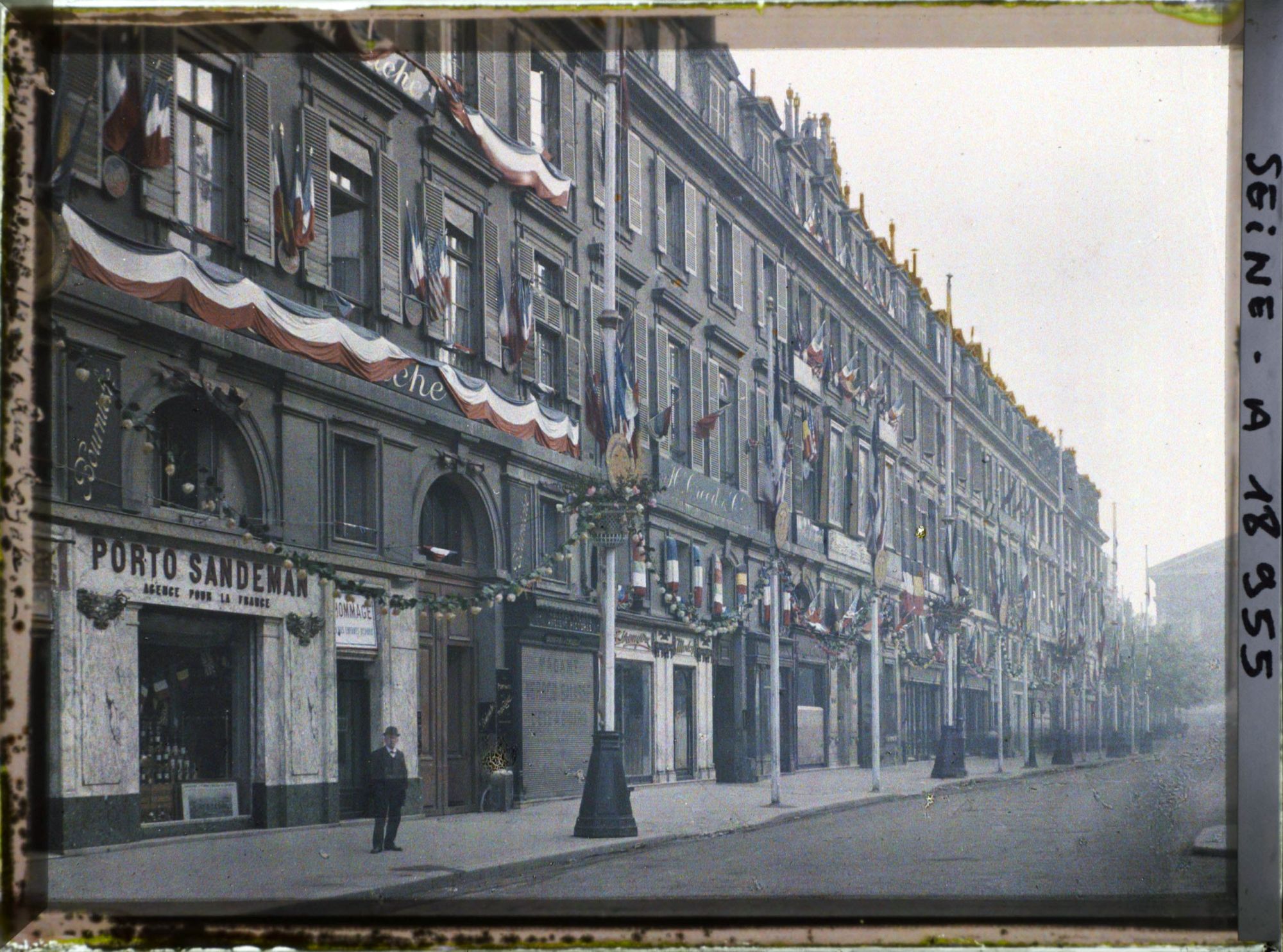 Image représentant La rue Royale décorée pour les fêtes de la Victoire des 13 et 14 juillet