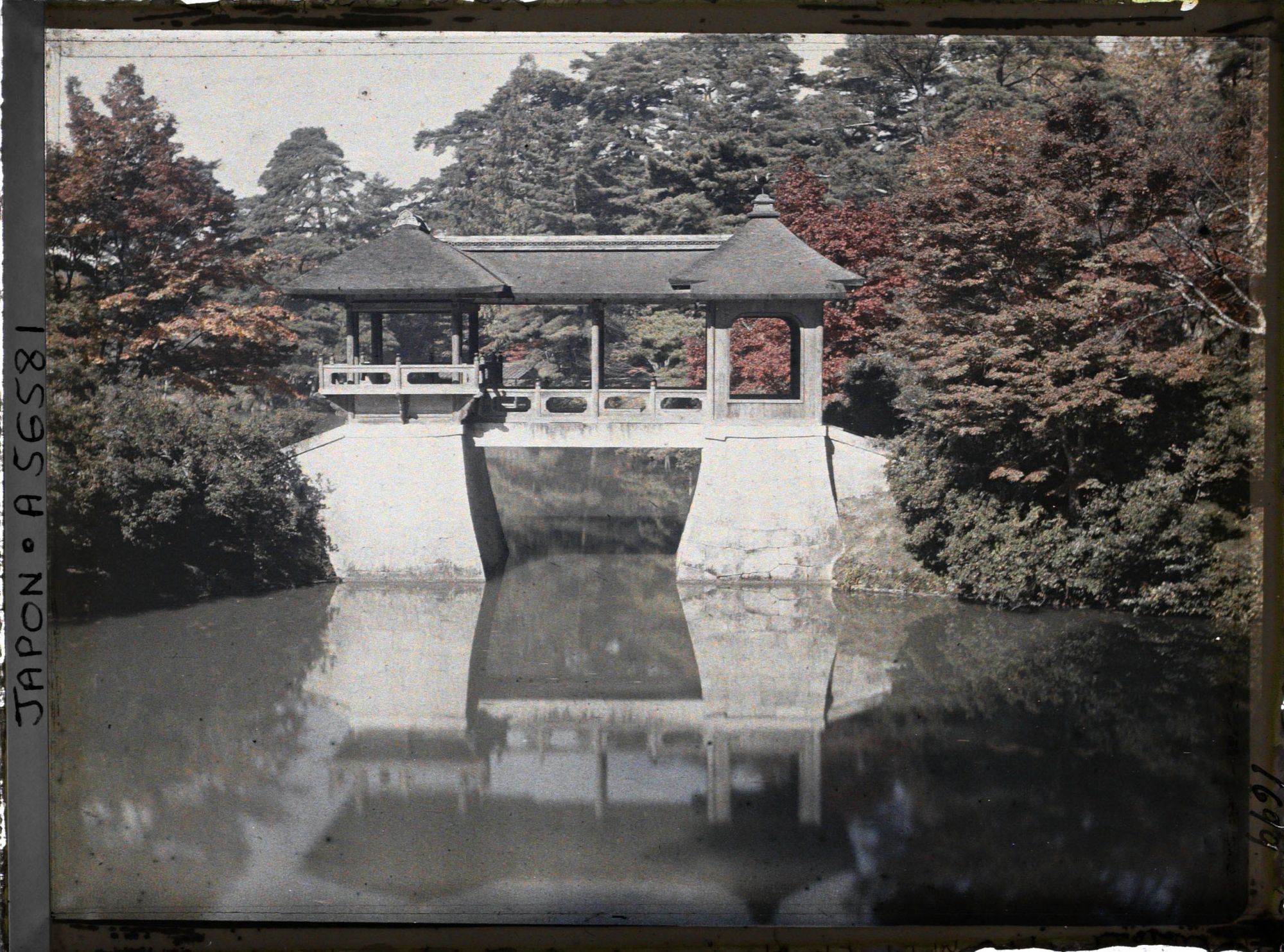 Image représentant Les jardins de la villa impériale Shugakuin Rikyû : l'étang Yokuryu et le pont Chitose-bashi (Pont de Mille Ans)
