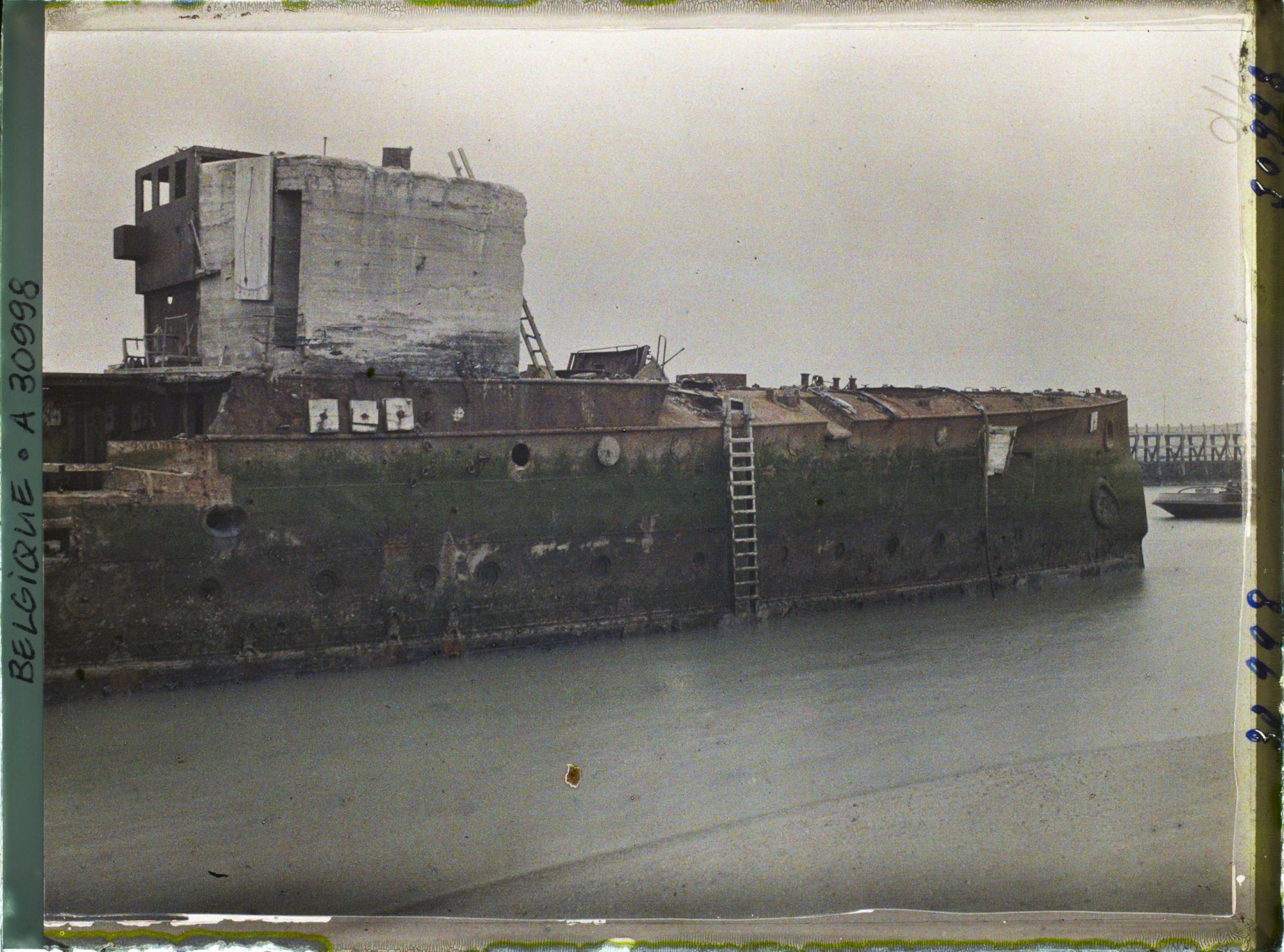 Image représentant Belgique, Zeebrugge, L'avant de l'"Iphigenia" avec son blockhaus de ciment