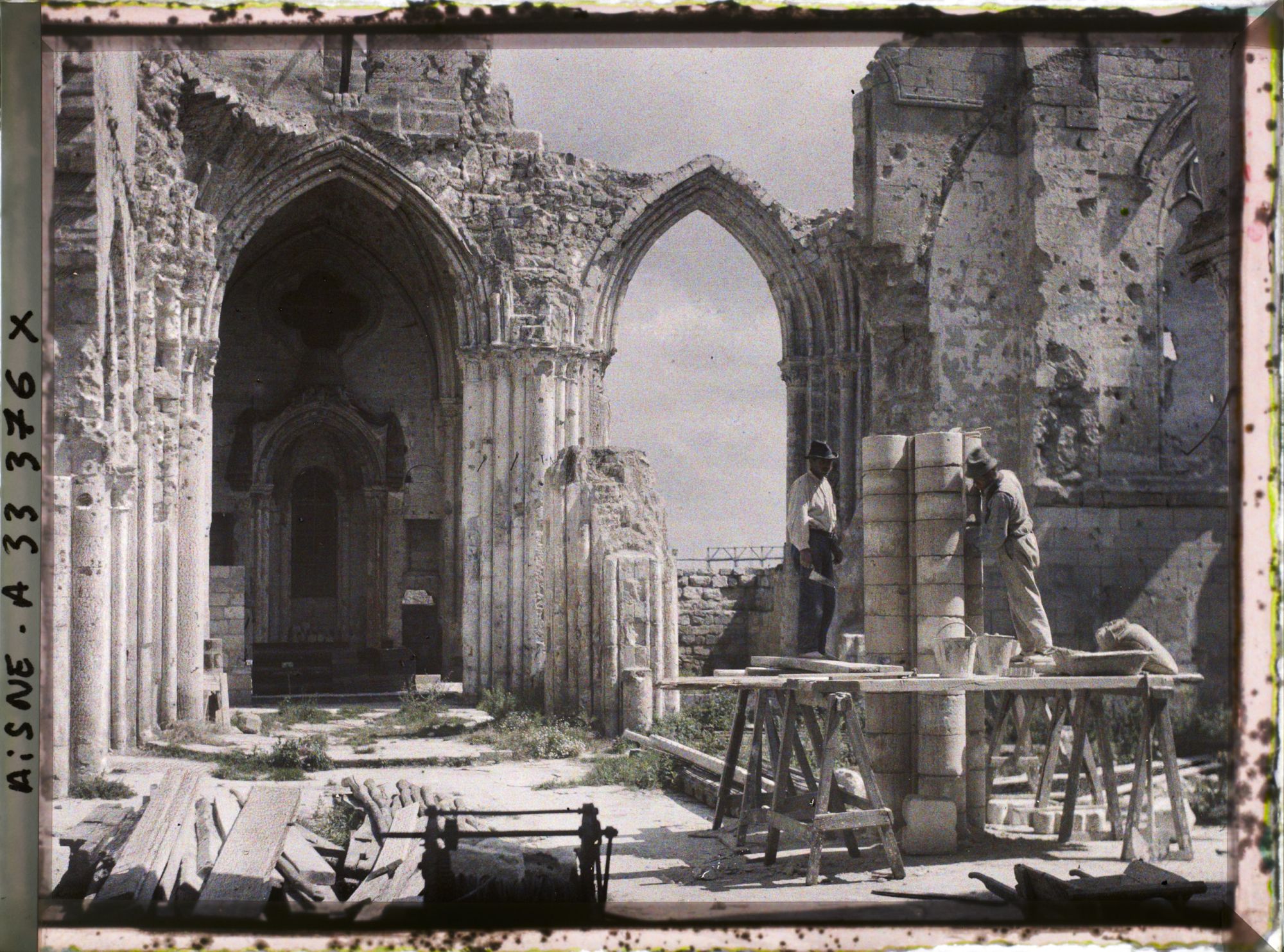 Image représentant France, Vailly, Restauration de l'Eglise :  Ouvriers italiens au travail