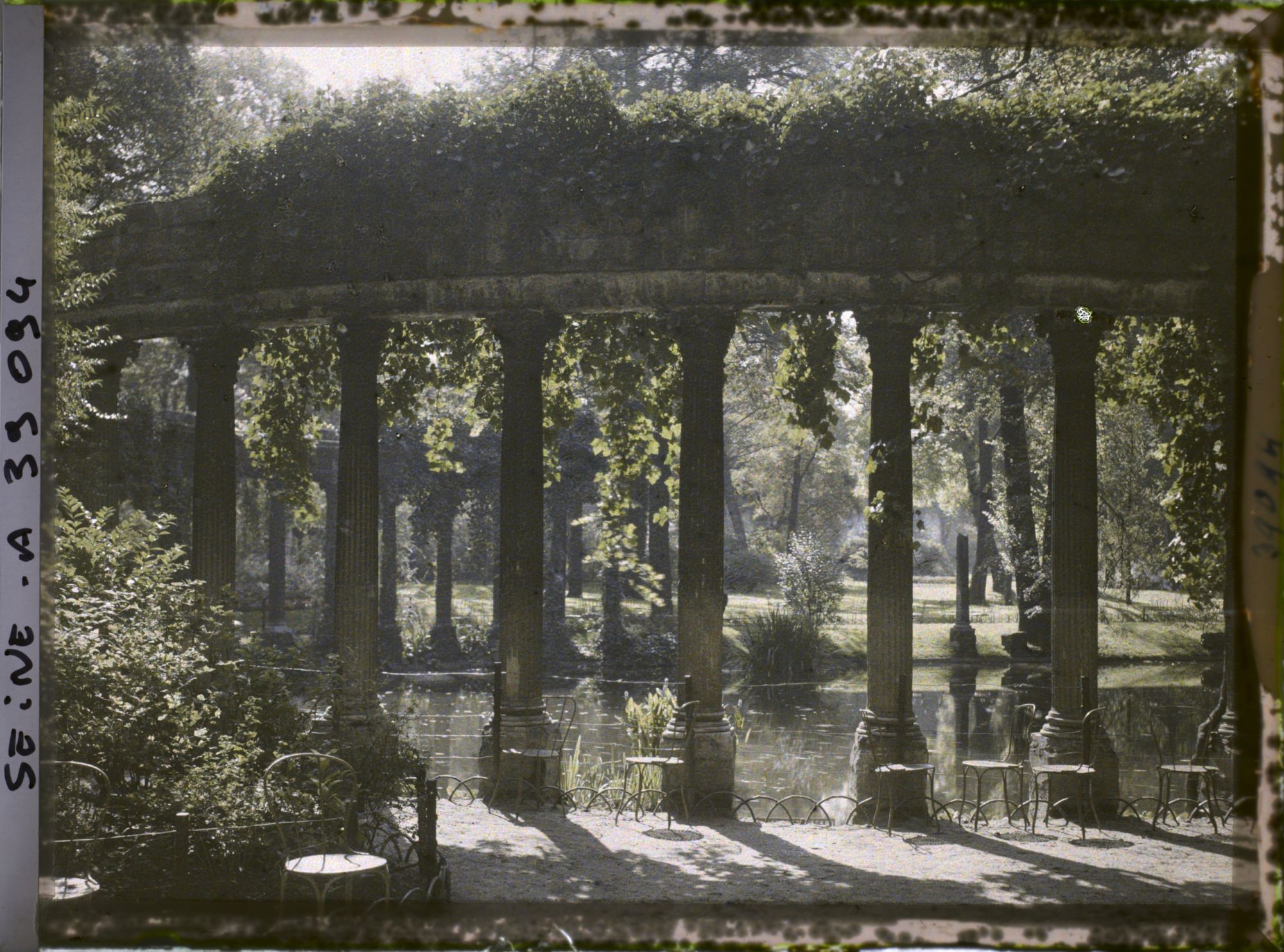 Image représentant Colonnade dans le parc Monceau, la Naumachie