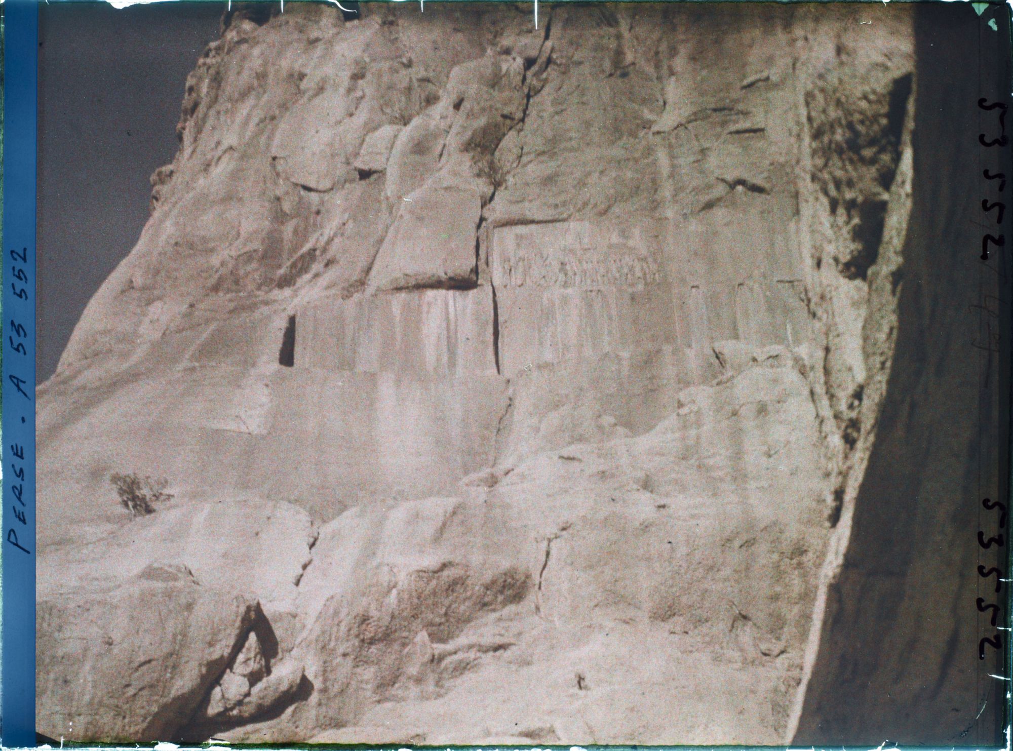 Image représentant Le monument de Darius 1er : bas-relief et inscriptions trilingues en cunéiformes, à 63 mètres de hauteur (521-524 avant J.-C.)