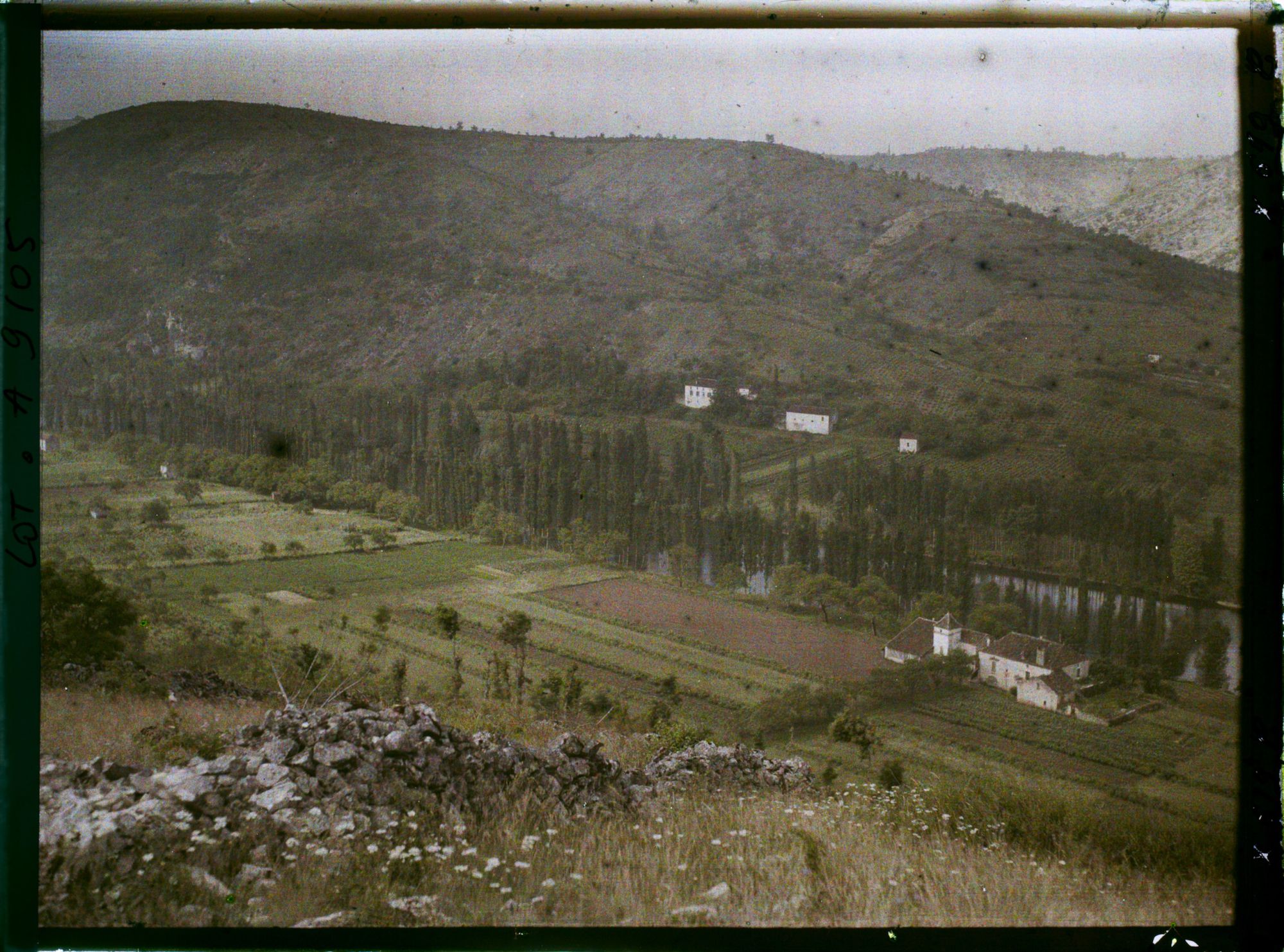 Image représentant France, Luzech, Le développement du méandre vers le sud ouest, la gde ferme en bas à dr. et les côtes du Lot