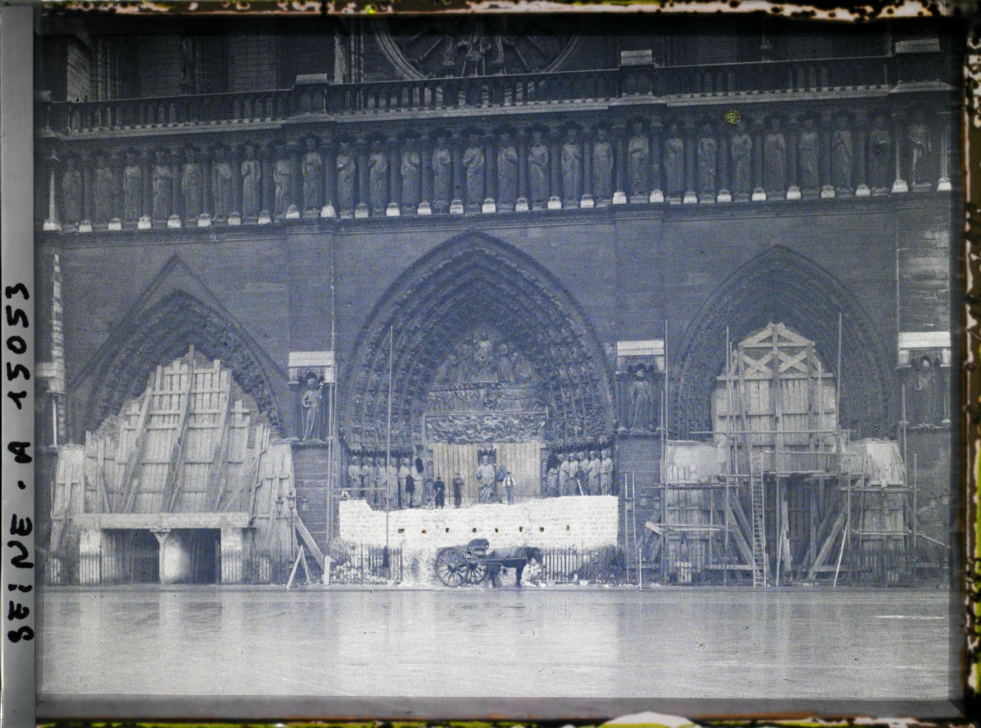 Image représentant Démantèlement des protections anti-bombardement des portails de Notre-Dame de Paris