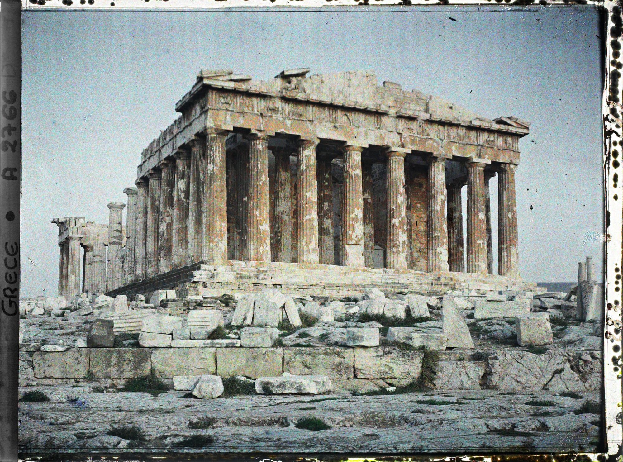 Image représentant Sur l'Acropole le Parthénon. Vue d'ensemble (avec la colonade extérieure) du côté ouest