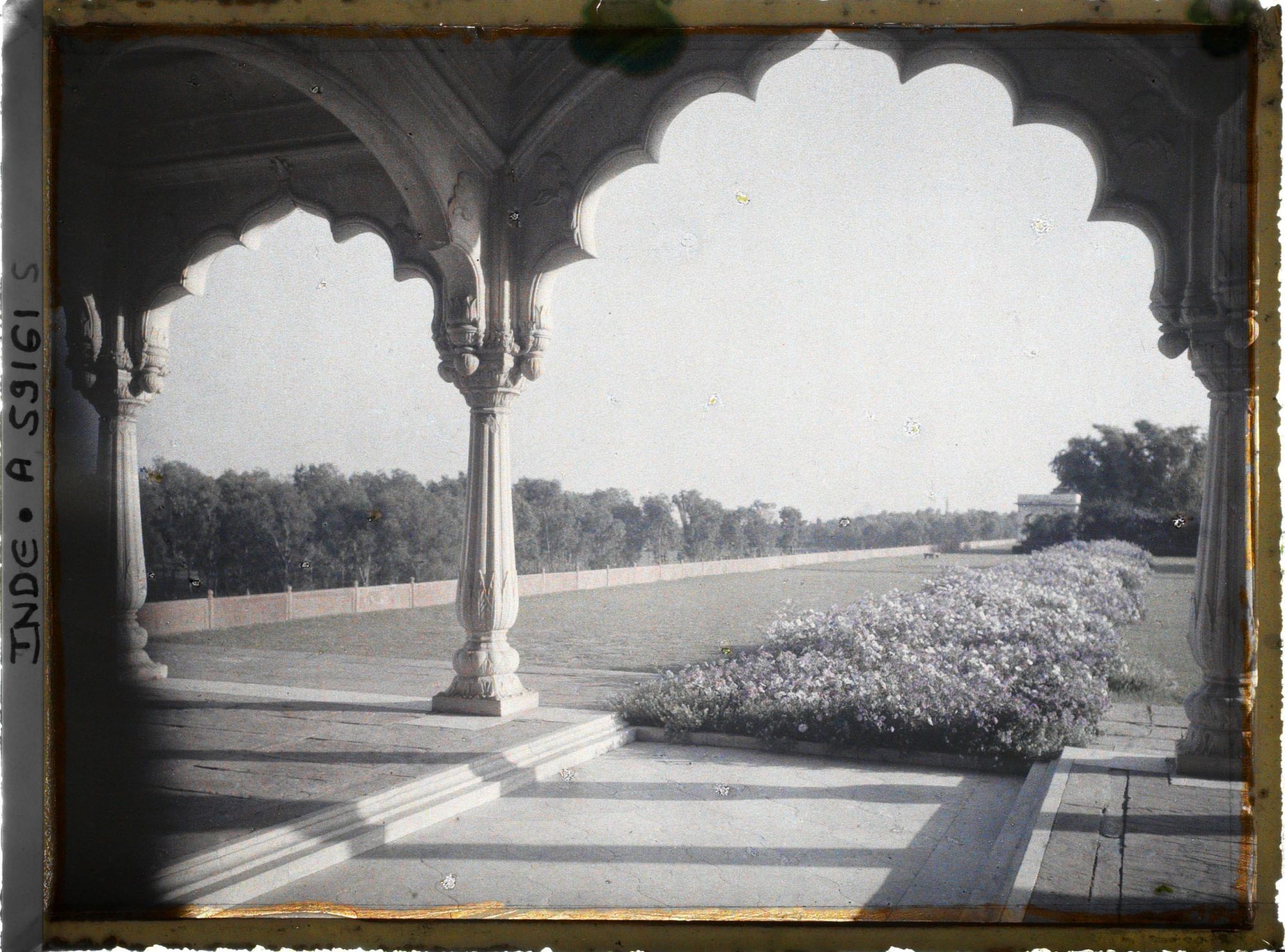 Image représentant Le jardin (Hayat Bakhsh Bagh) du fort Rouge (Lal Qila) près de la tour de l'Empereur (Shah Burj)
