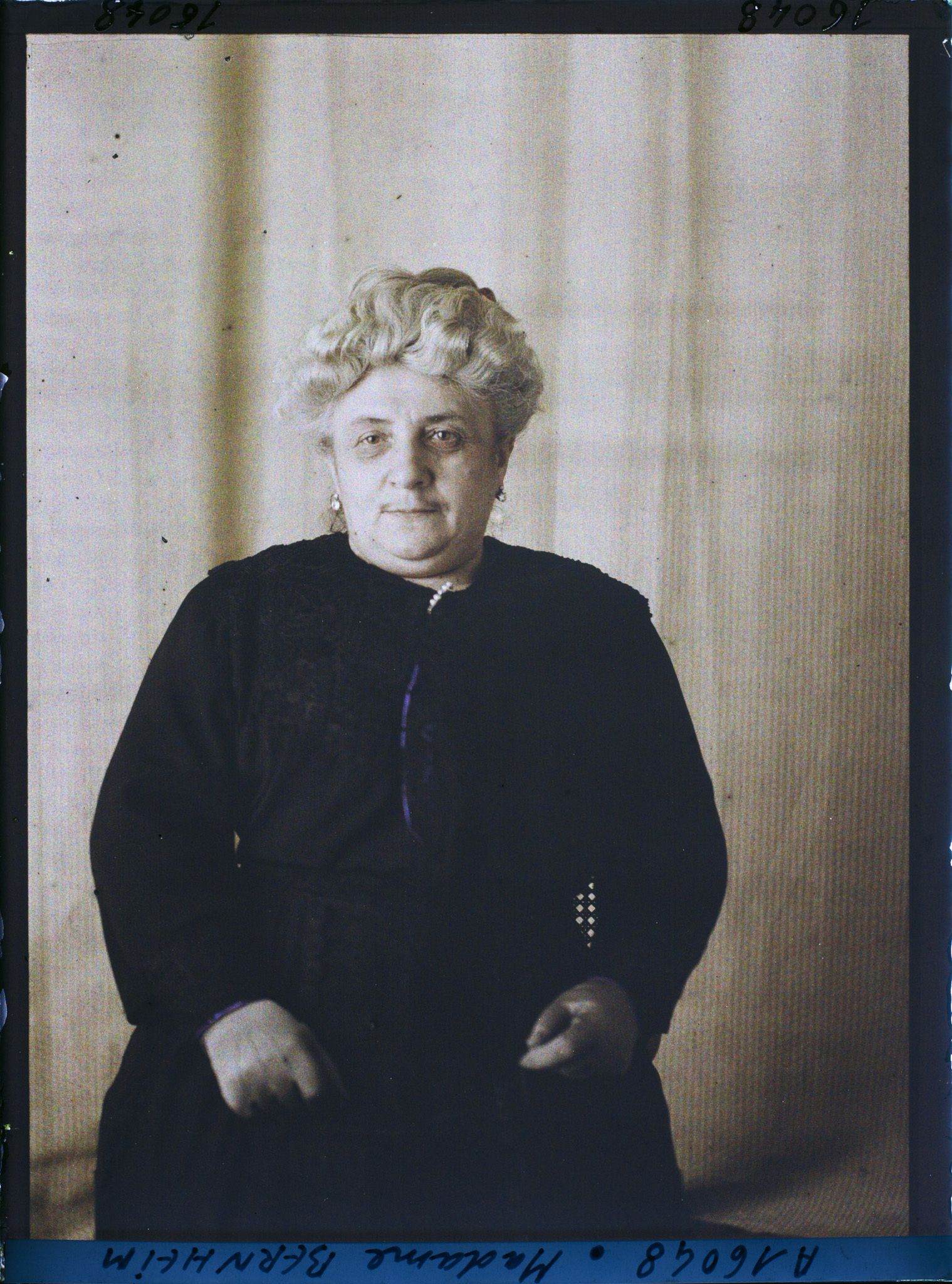 Image représentant https://musee-albert-kahn.s-museum.fr/home/NWQ2OTAwYzNmYjZlZTk1ZWQwODJmMjY4L2dlbmVyaWMtbm90aWNlLXRhYi9hdXRob3JpdHkvNjE3YTc5ZjVjZjhiODk2OGIzMzM3ZDIx/5d6900c3fb6ee95ed082f268/generic-notice-tab/authority/617a79ebcf8b8968b333689f Madame Bernheim