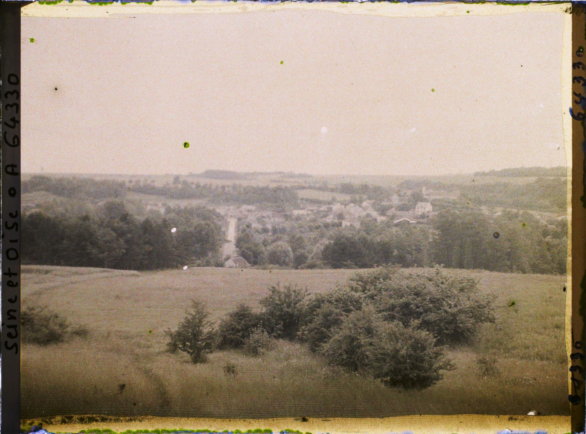 Image représentant Ile de France, Vallangoujard, Le Village à Contre Jour par temps Orageux