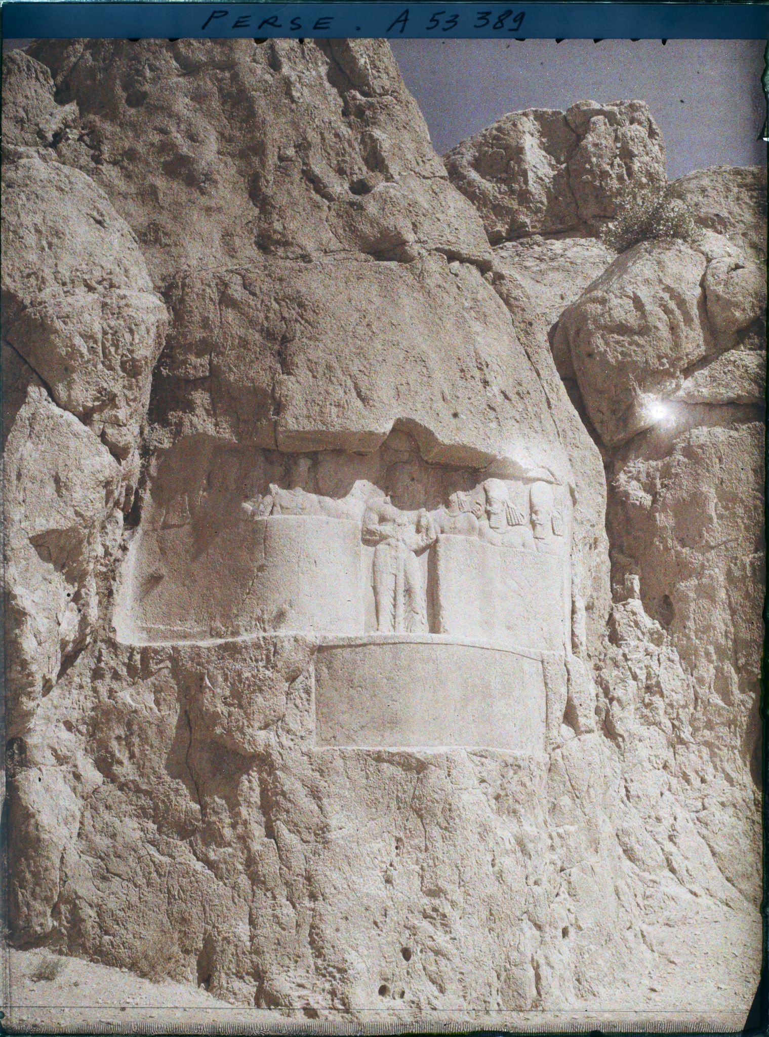 Image représentant Bas-relief sassanide représentant le roi Rahram II et sa suite (?)