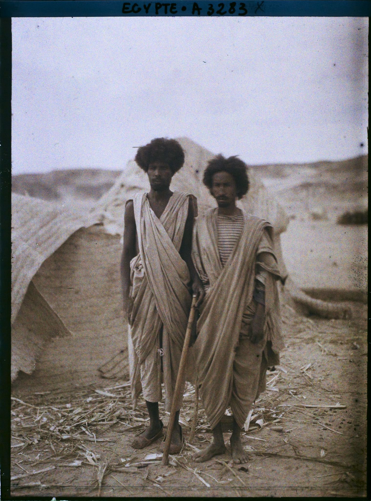 Image représentant Deux hommes  null bishari posant devant une habitation