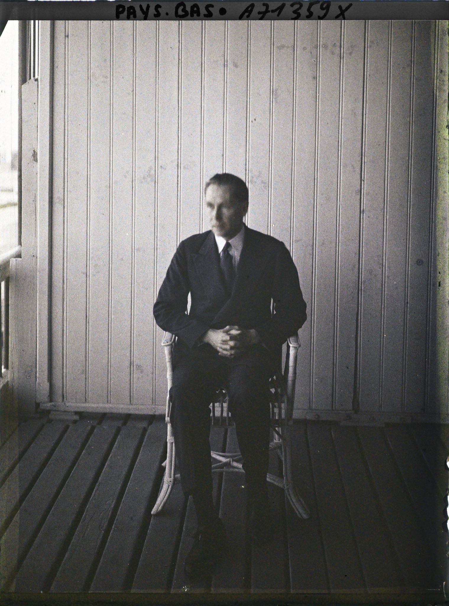 Image représentant Diplomate assis à une terrasse