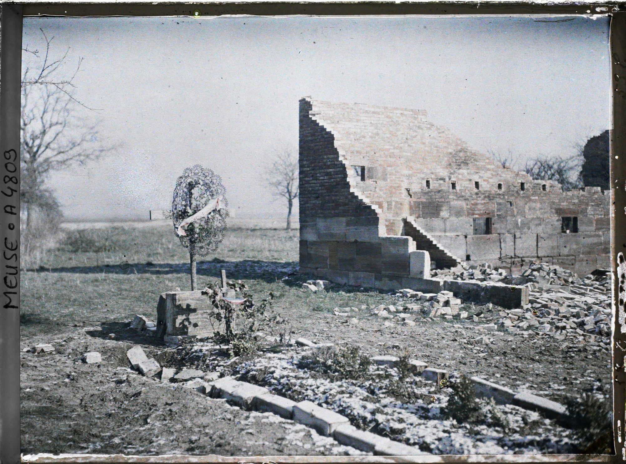 Image représentant Ruines, tombe d'un officier et tombe de la section D, poste 1