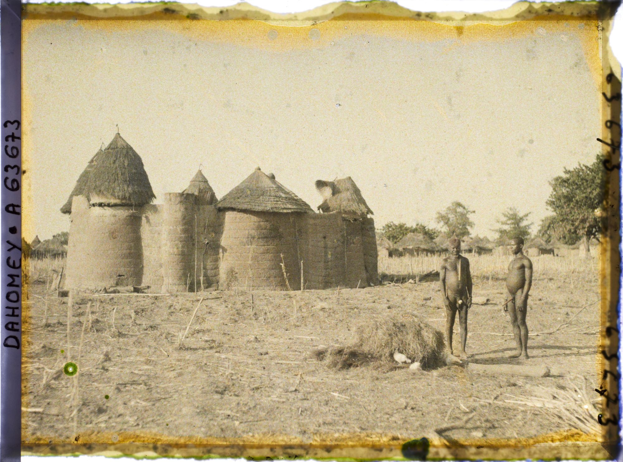 Image représentant Un tata (case) et deux indigènes de type somba