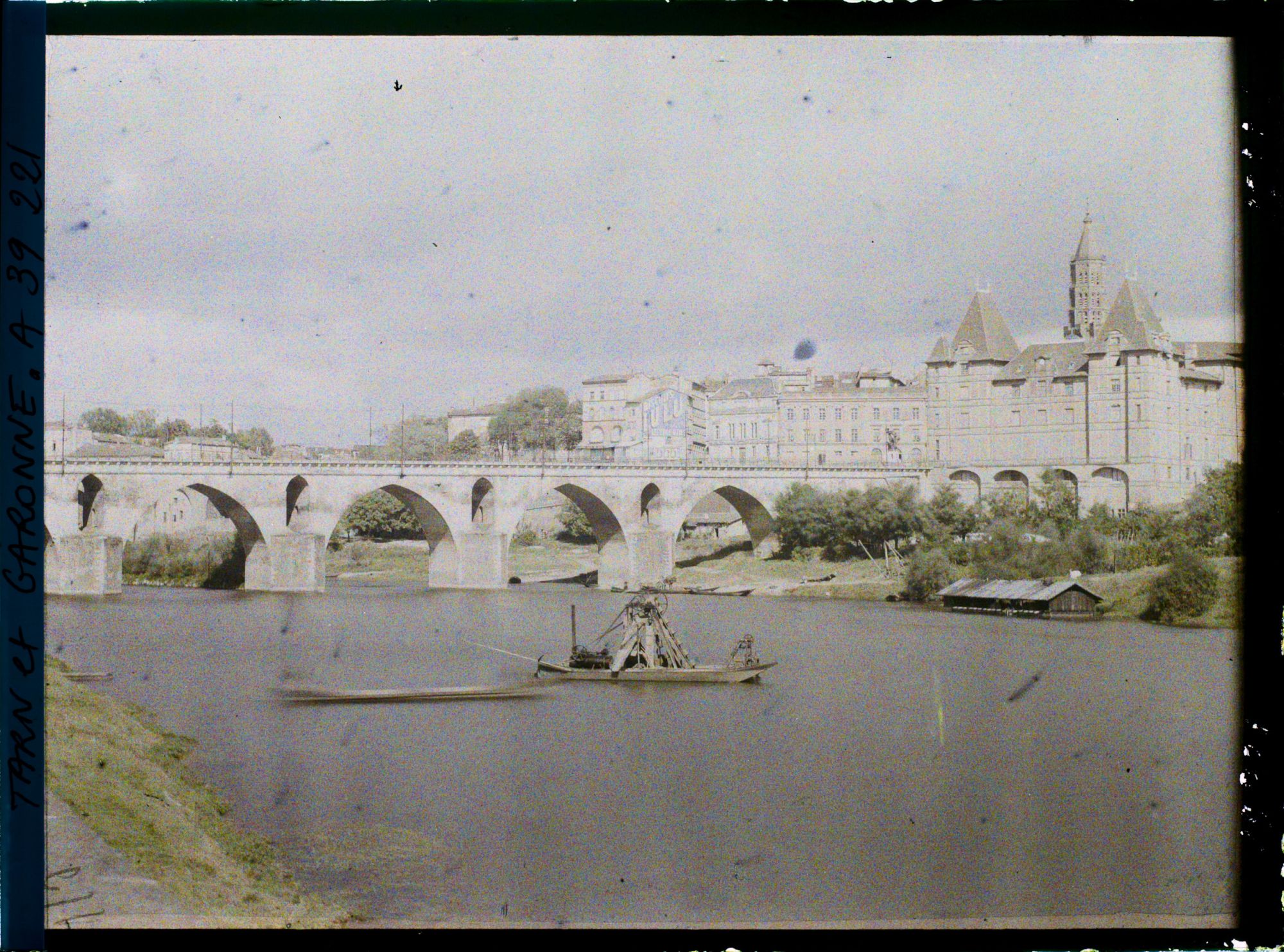 Image représentant Le pont Vieux (ou Ancien pont) et le musée Ingres