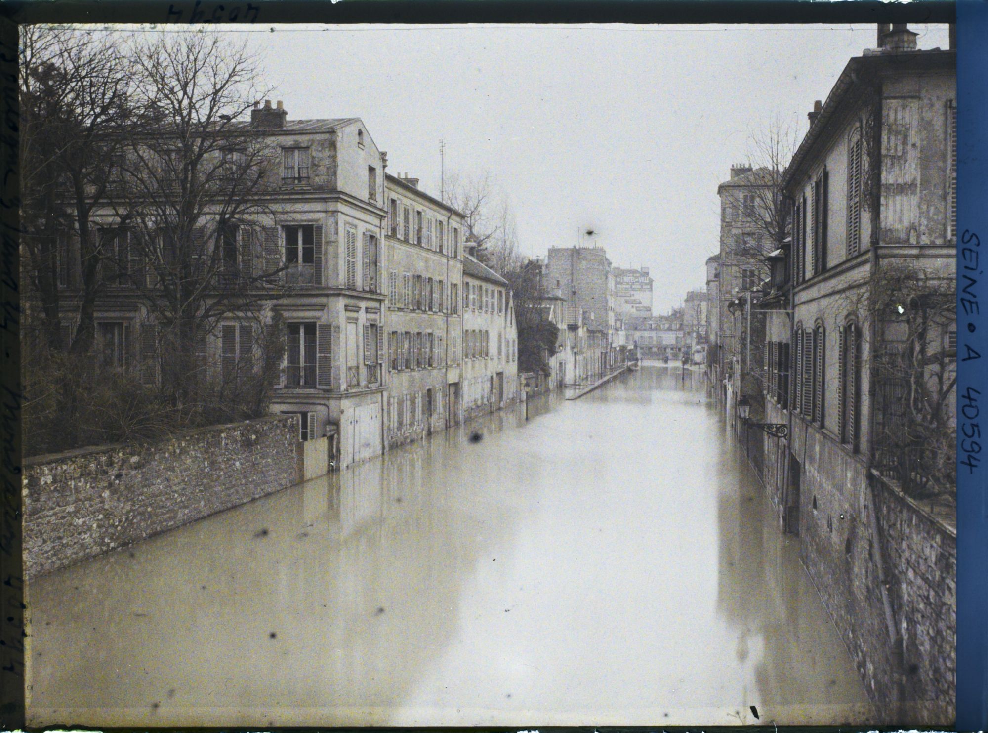 Image représentant La rue du Port inondée par la crue de la Seine