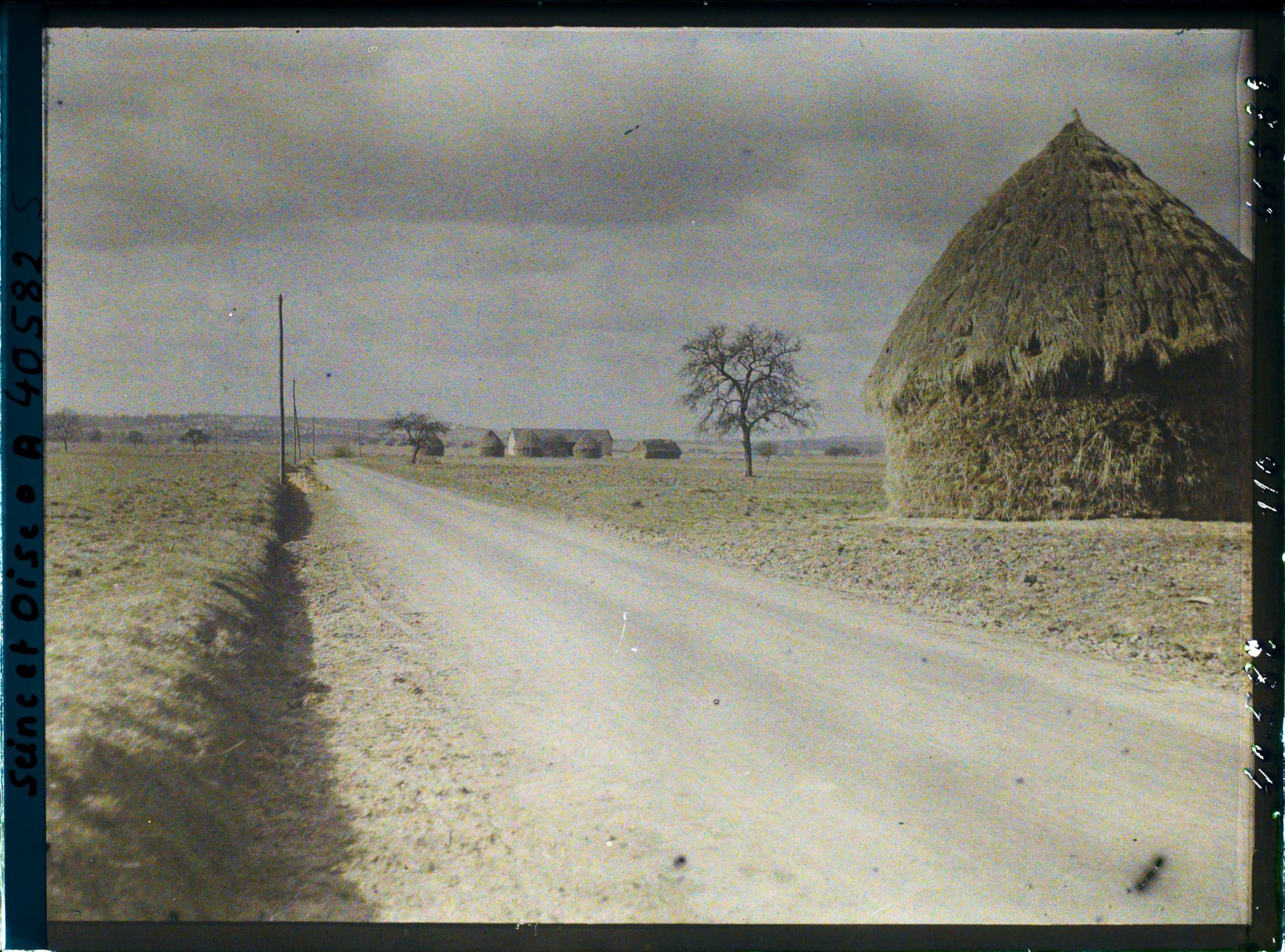 Image représentant France, Les Clayes, La route de Neaupble le Château