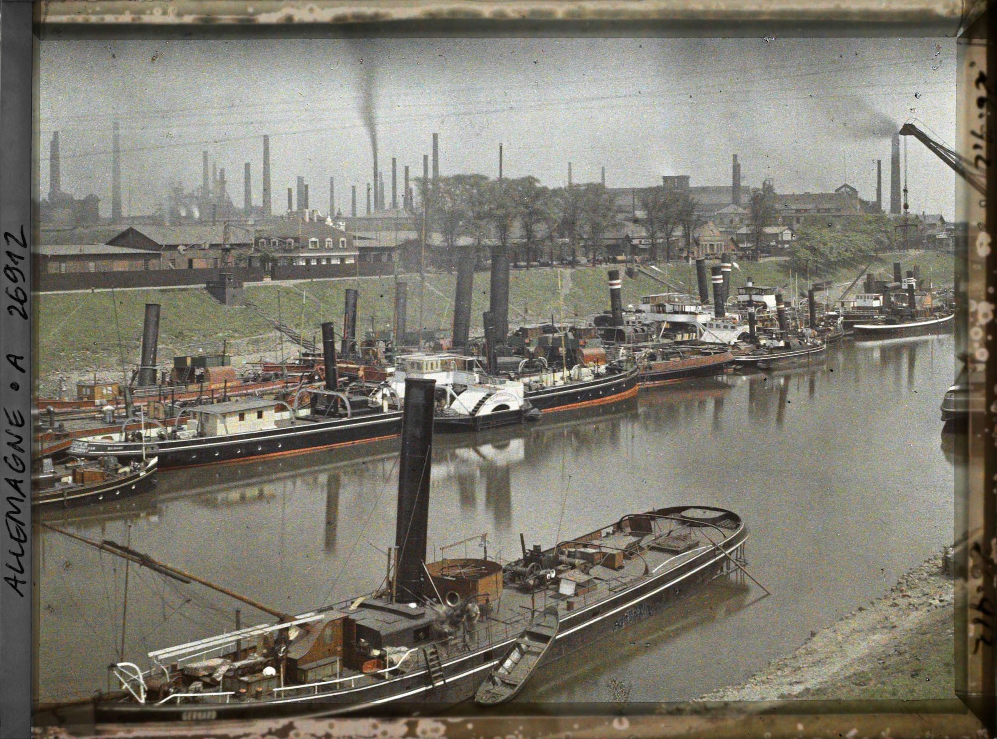 Image représentant Vue panoramique sur le Rhin et les usines.
