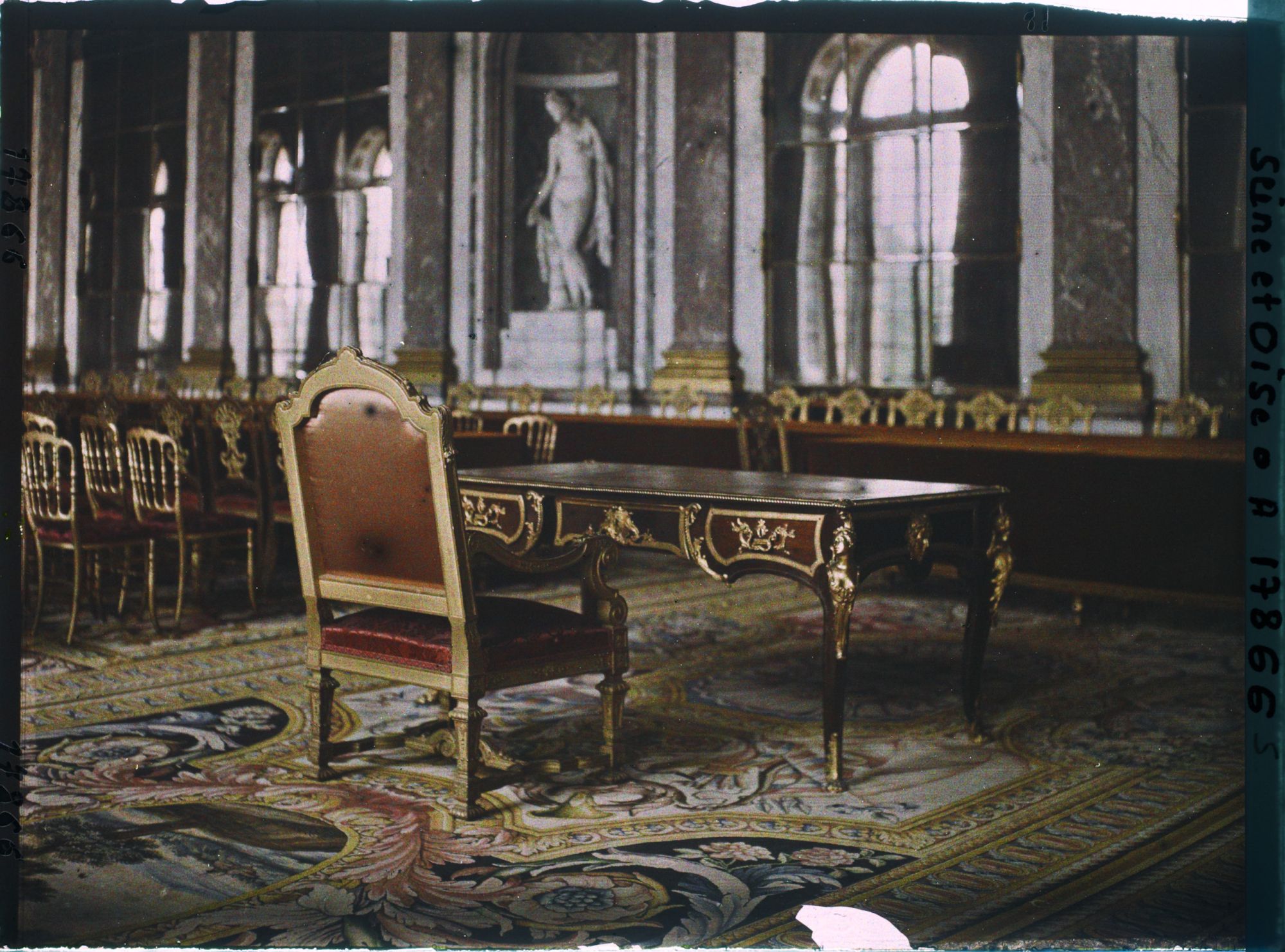 Image représentant France, Versailles, Au milieu de la Galerie, La table et le fauteuil