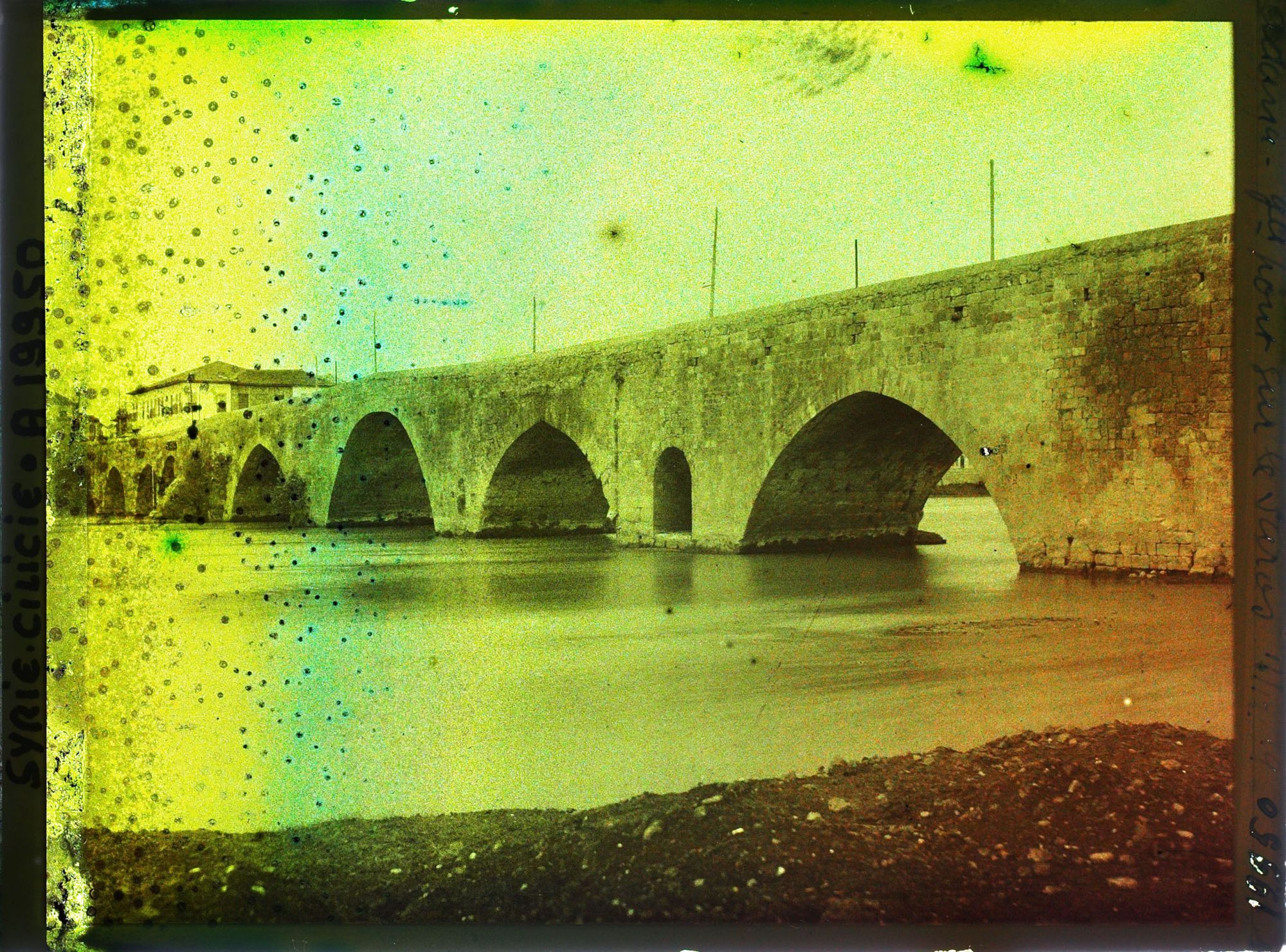 Image représentant Le grand pont, Tasköprü, sur le fleuve Seyhan