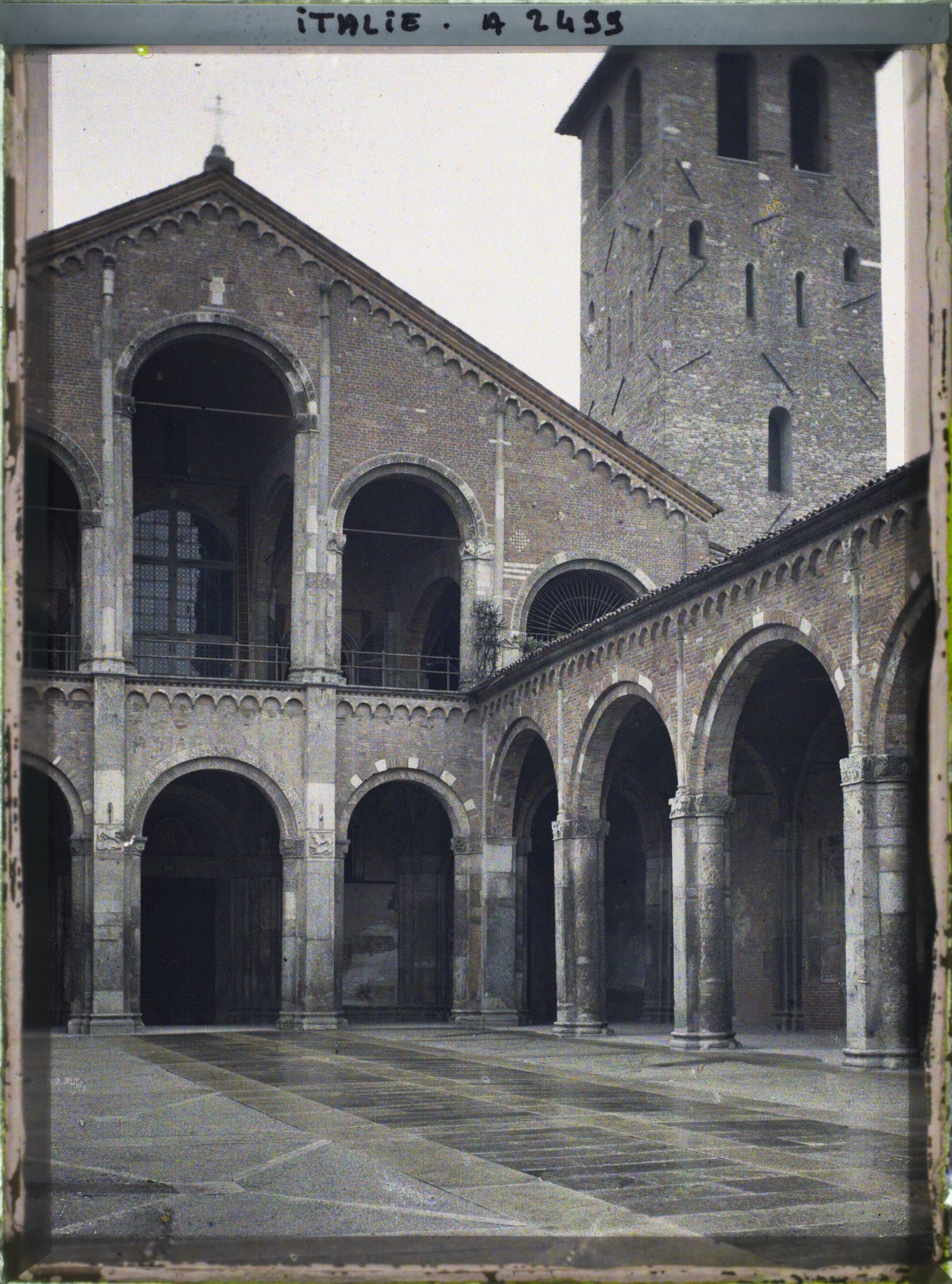 Image représentant L'Atrium de la basilique Saint Ambroise