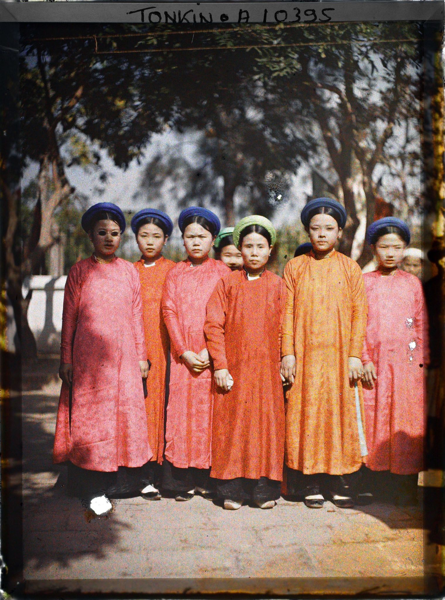 Image représentant Groupe de femmes figurant les pièces d'un jeu d'échecs vivant