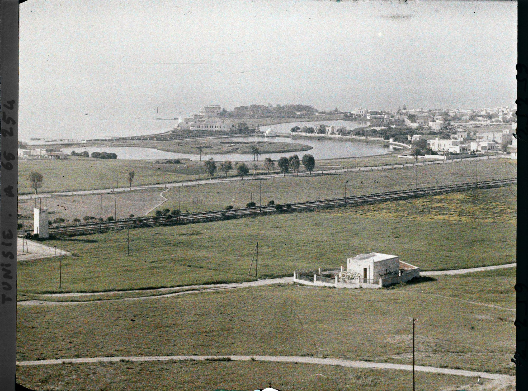 Image représentant Vue générale du double port punique prise depuis la colline de Saint-Louis qui domine Carthage