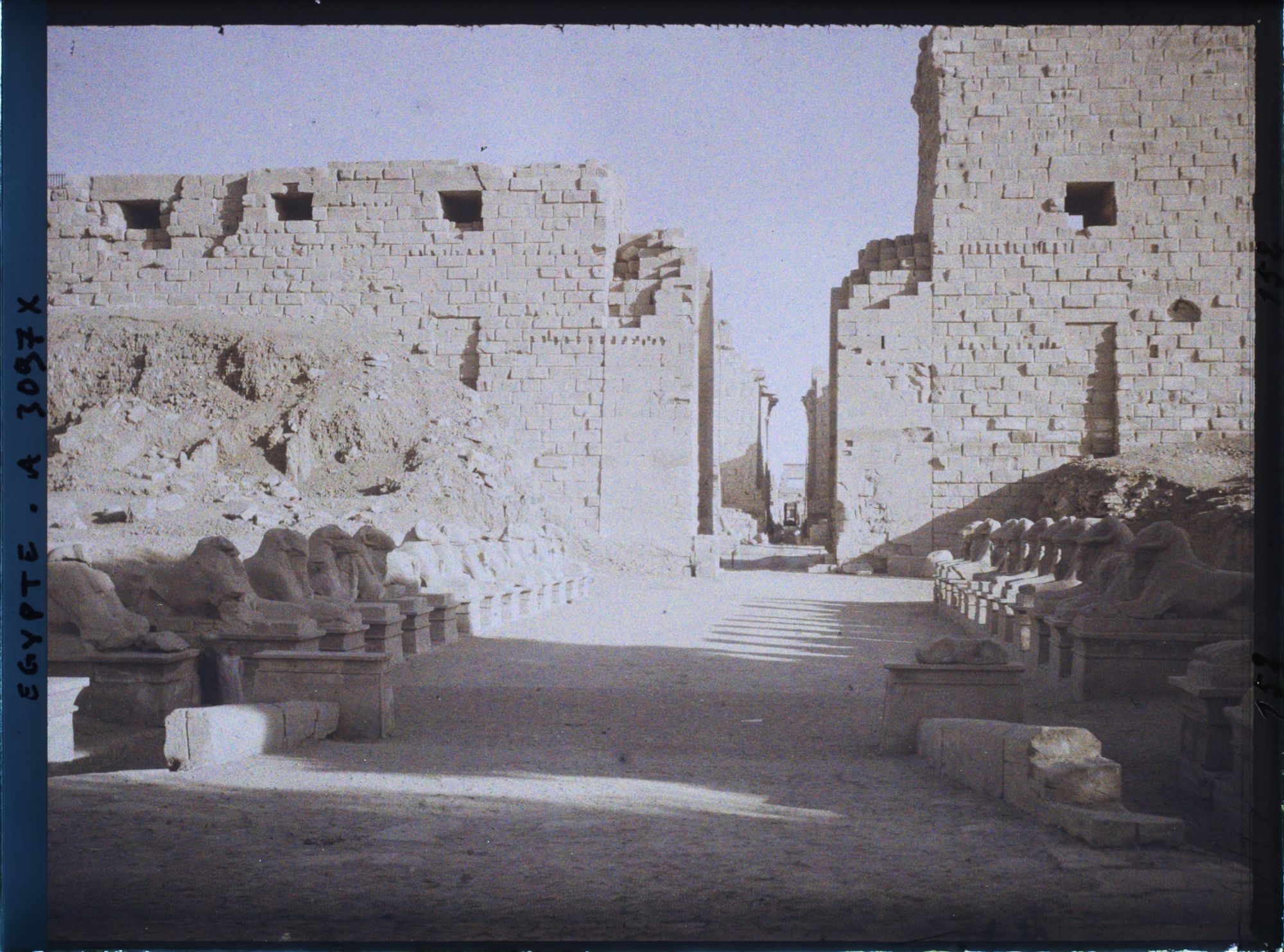 Image représentant Entrée ouest du temple d'Amon-Râ