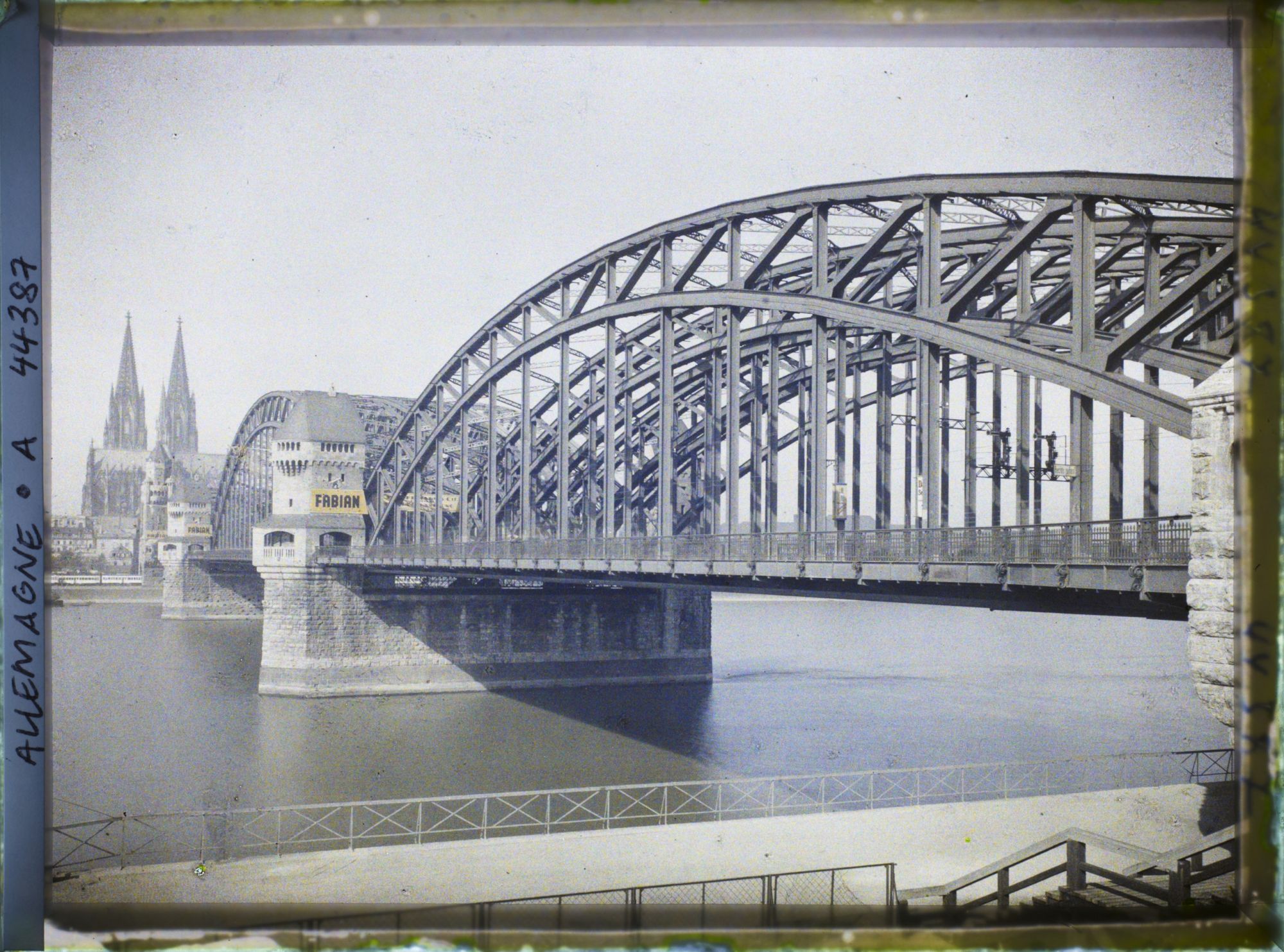 Image représentant Vue d'ensemble du grand Pont avec la cathédrale à l'arrière-plan