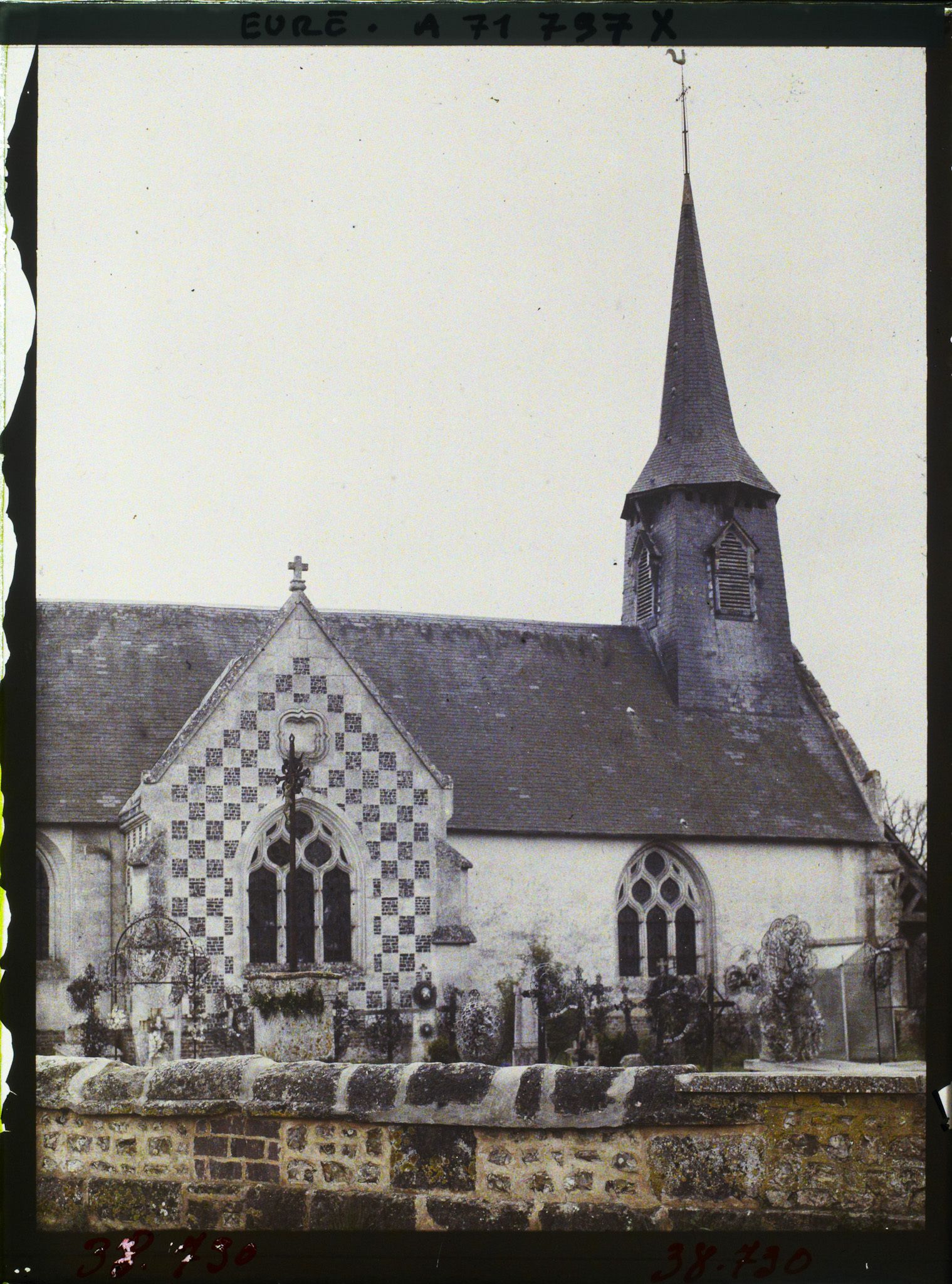 Image représentant Chapelle de l'église Saint-Maclou où furent conduits la princesse et le prince Kitashirakawa, le prince Asaka et Mlle Sauvy suite à un accident de voiture