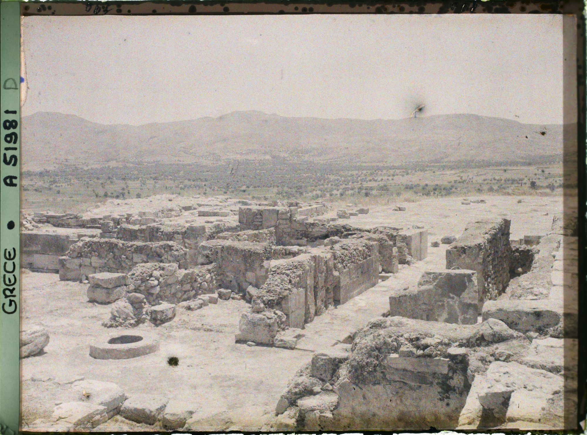 Image représentant Le palais vers la cour centrale. Un puits, un couloir