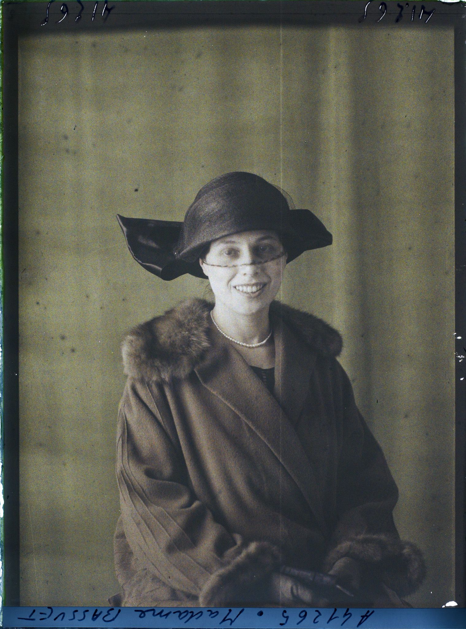 Image représentant https://musee-albert-kahn.s-museum.fr/home/NWQ2OTAwYzNmYjZlZTk1ZWQwODJmMjY4L2dlbmVyaWMtbm90aWNlLXRhYi9hdXRob3JpdHkvNjE3YTc5ZjVjZjhiODk2OGIzMzM3ZDIx/5d6900c3fb6ee95ed082f268/generic-notice-tab/authority/617a79ebcf8b8968b33367ff Madame Bassuet