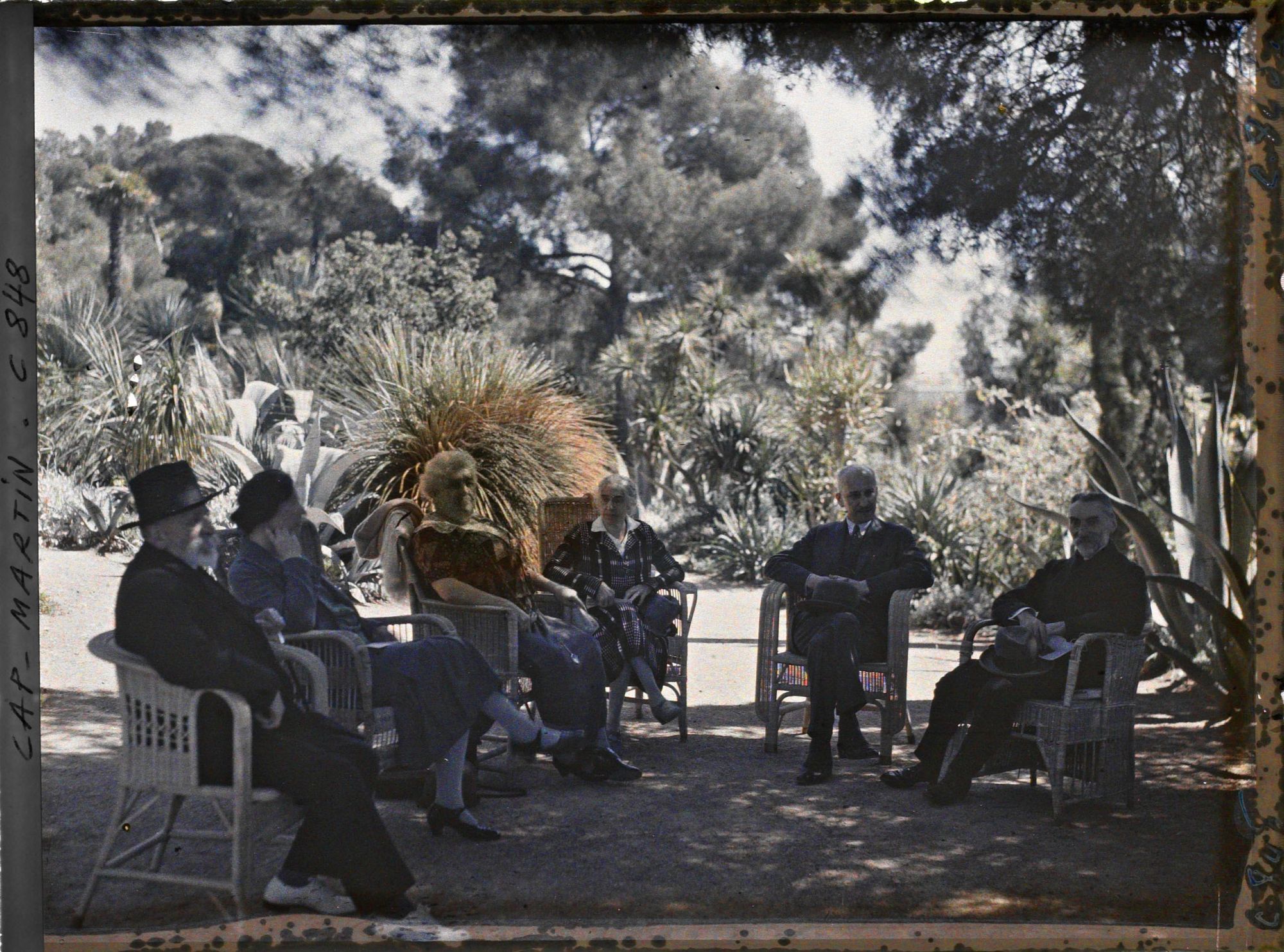 Image représentant Trois couples invités par Albert Kahn, dont Mr et Mme Henri Capitant, sur une terrasse