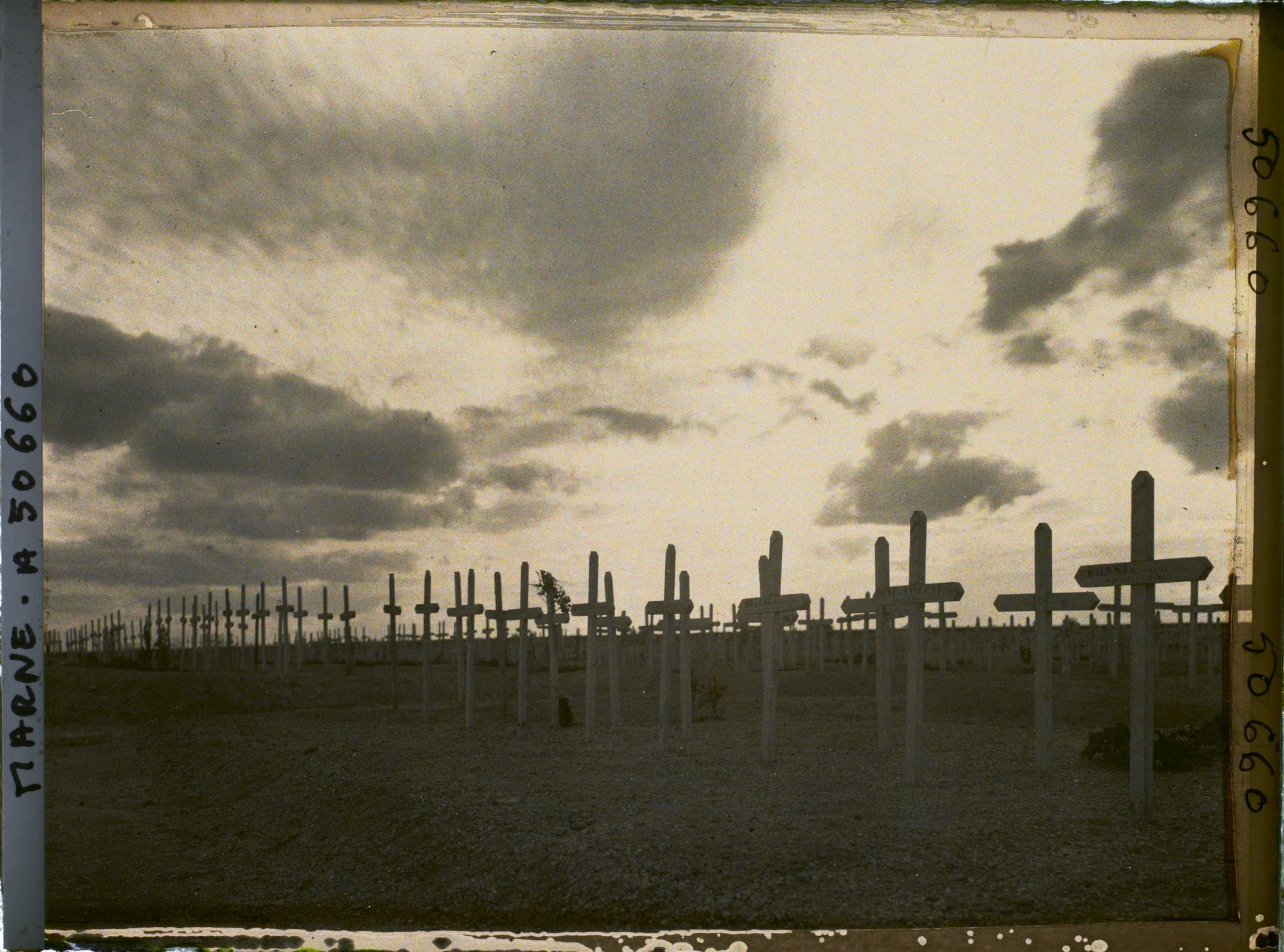 Image représentant France, Souain, Cimetière Français Contre jour sur les Tombes