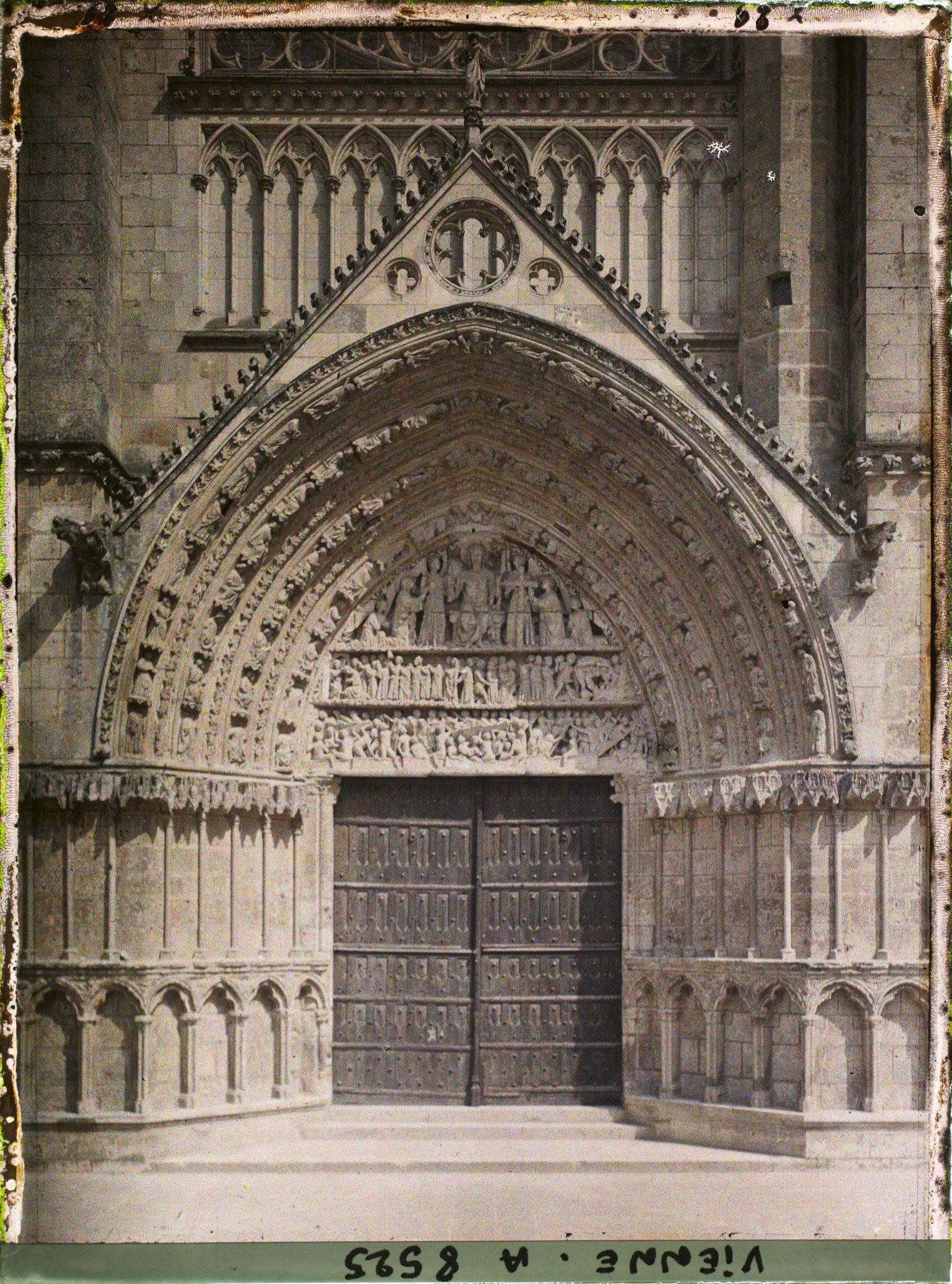 Image représentant Le portail central de la cathédrale Saint-Pierre