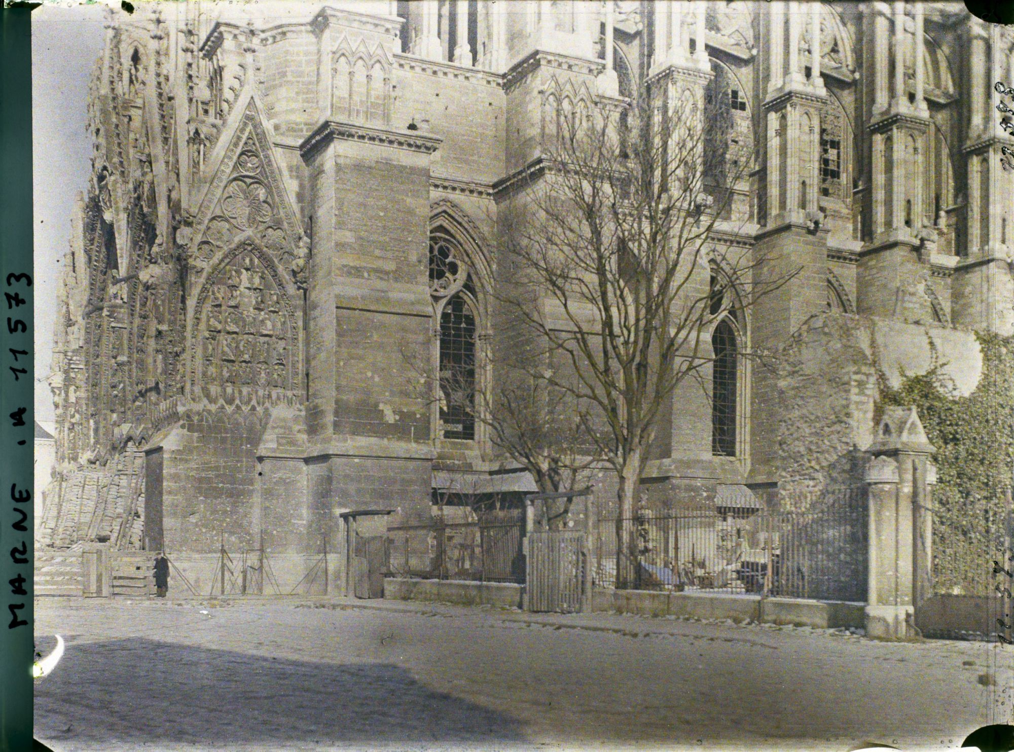 Image représentant Angle de la cathédrale donnant sur la cour du palais archiépiscopal