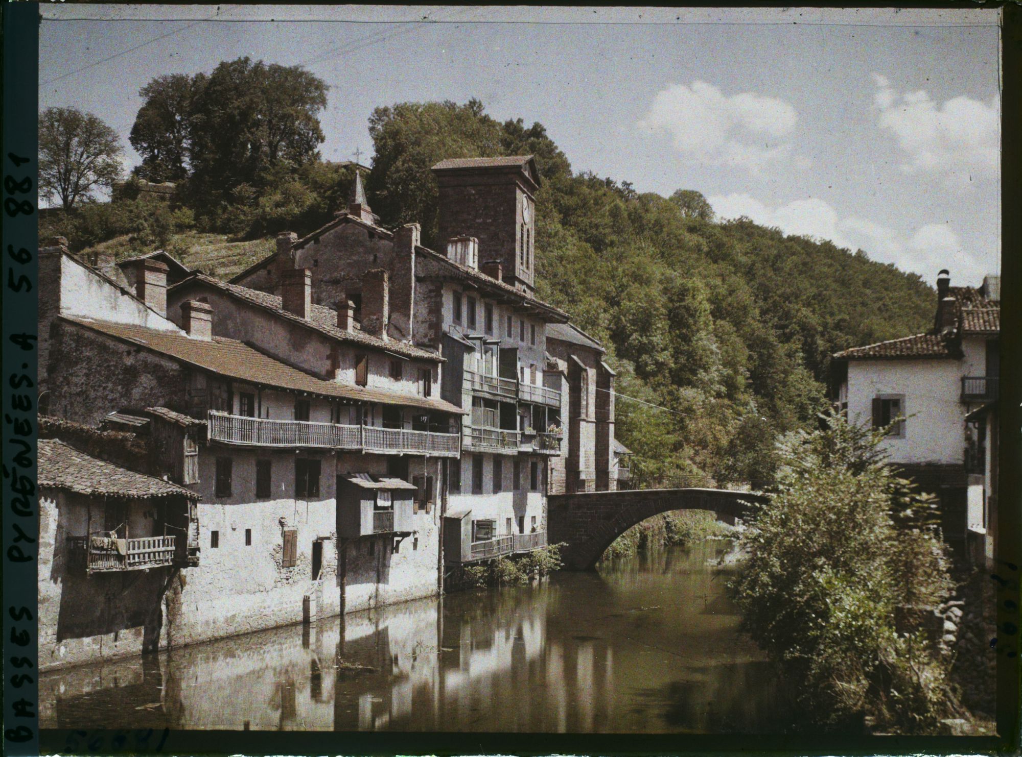 Image représentant France, St Jean-Pied de Port, Les vieux quartiers au bord de la Nive - Vue prise vers l'aval