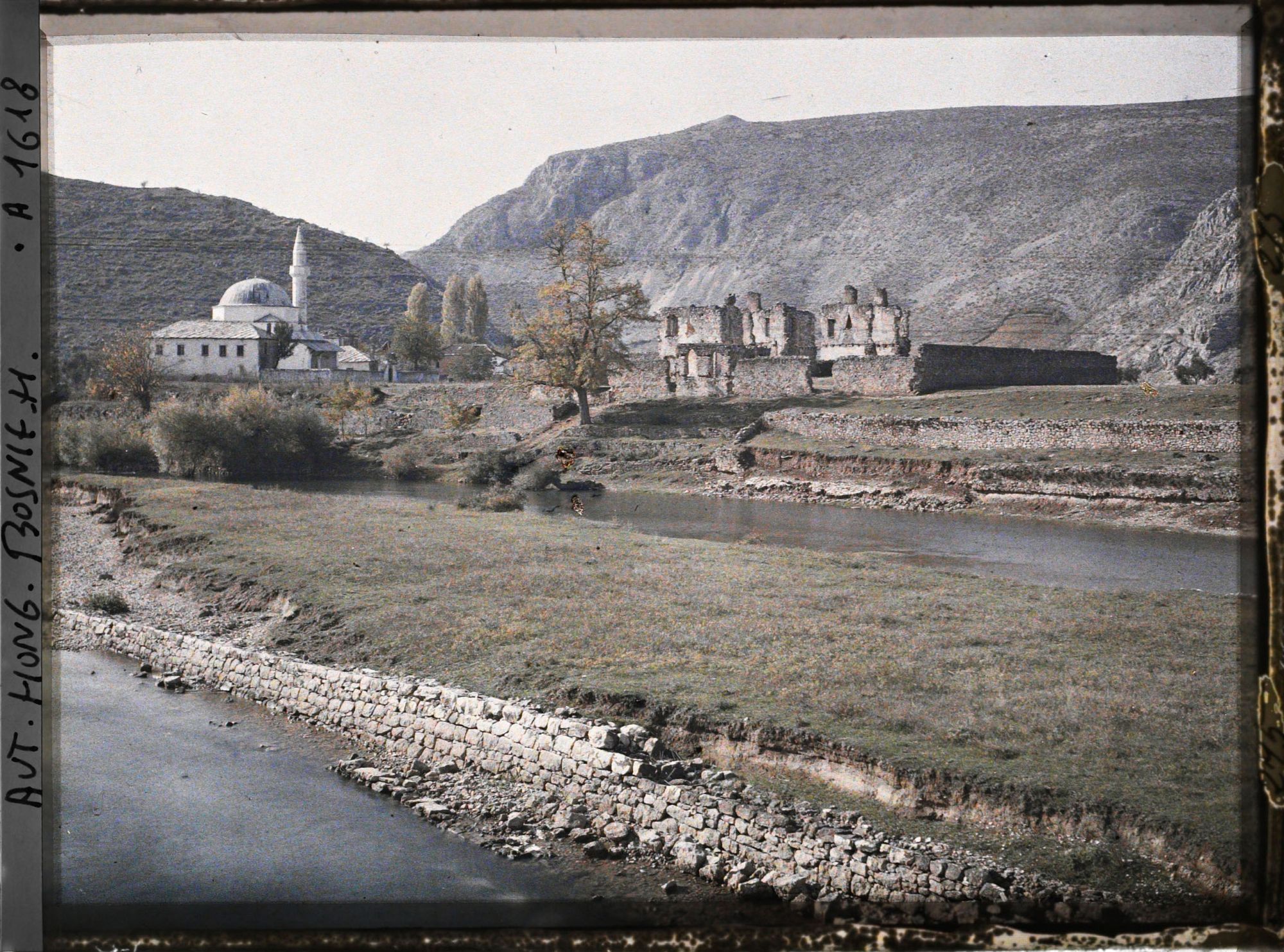 Image représentant Vue prise du pont sur l'ensemble de la Mosquée et des ruines