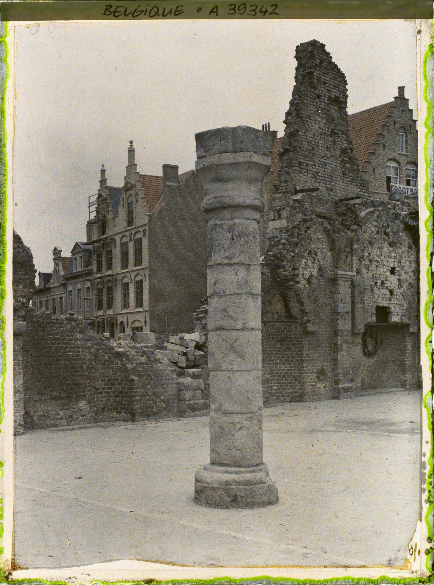 Image représentant Belgique, Ypres, Ruines de la Halle et reconstruction