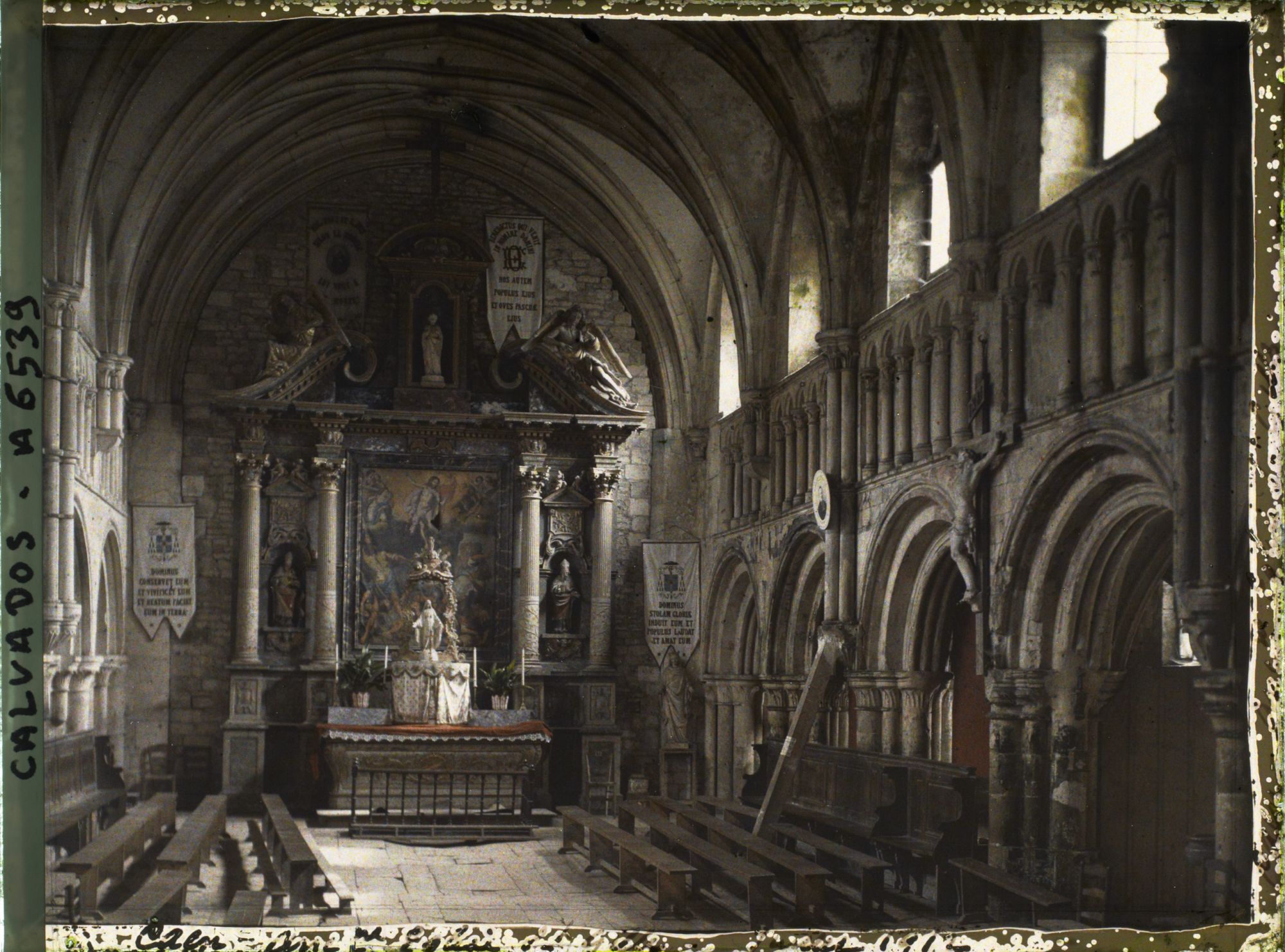 Image représentant Intérieur de l'ancienne église Saint-Gilles