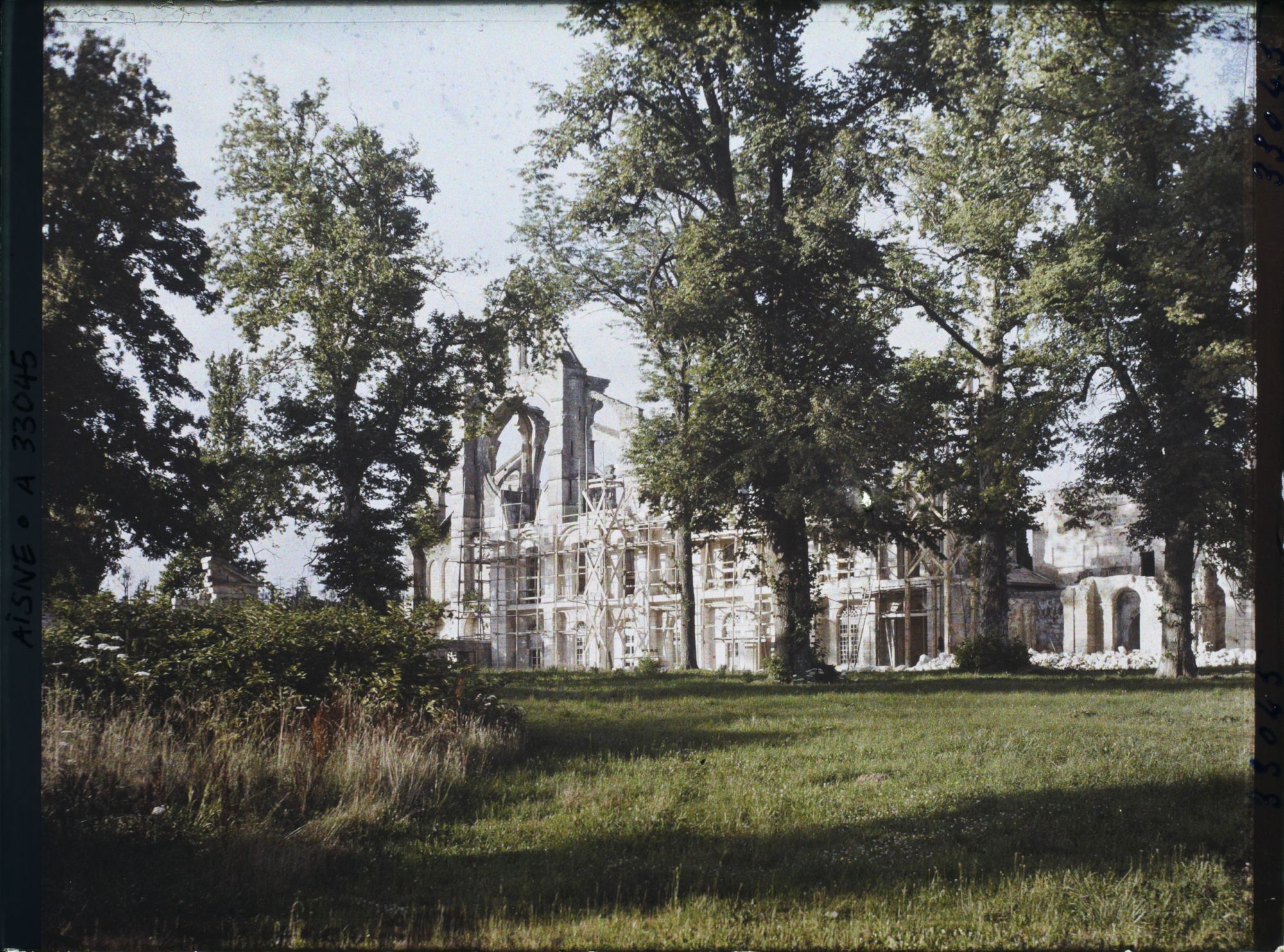 Image représentant France, Longpont, Ensemble du Château vu du Parc