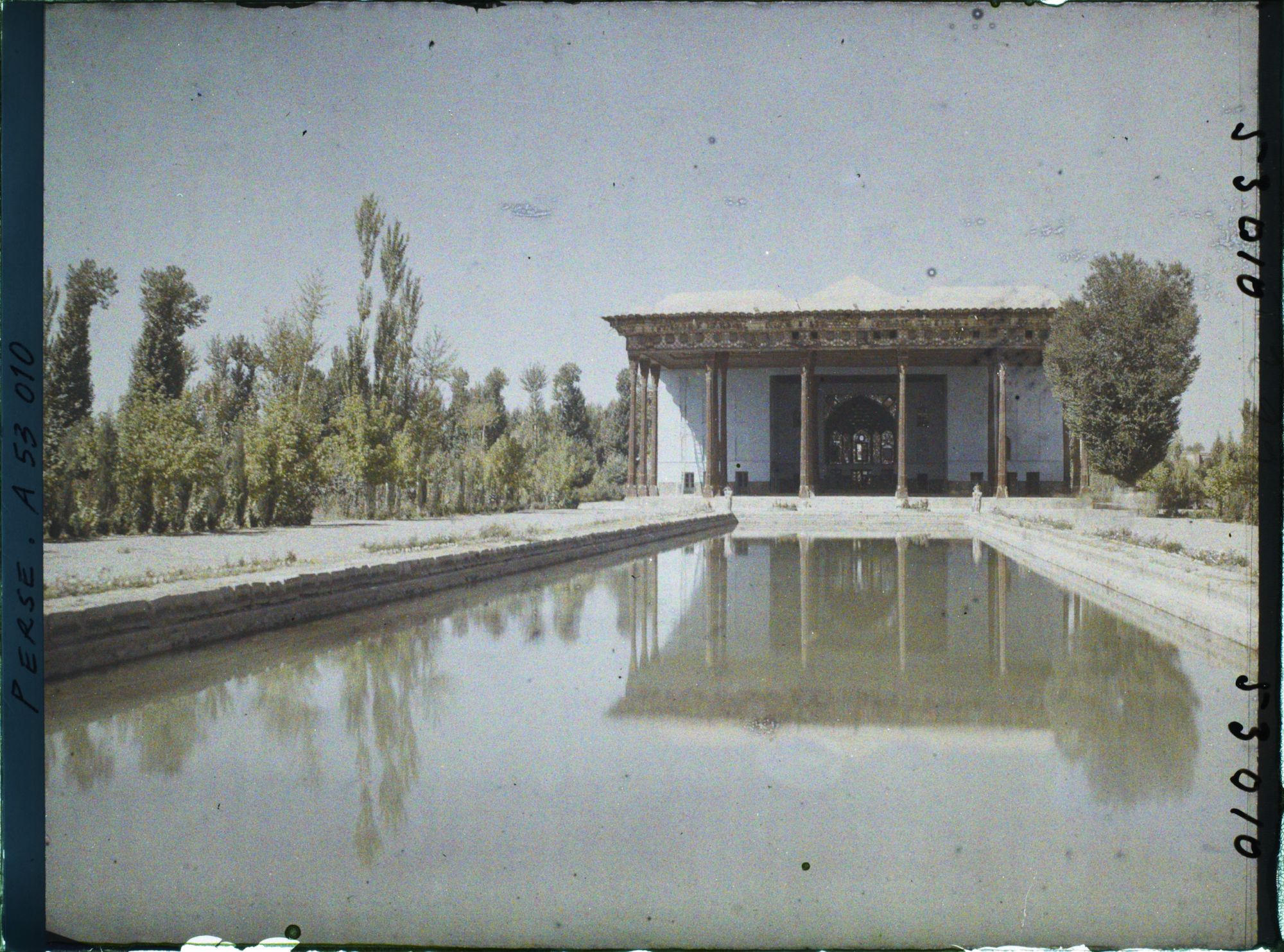 Image représentant Le Chehel Sotoun (pavillon des quarante colonnes) (1647), côté bassin