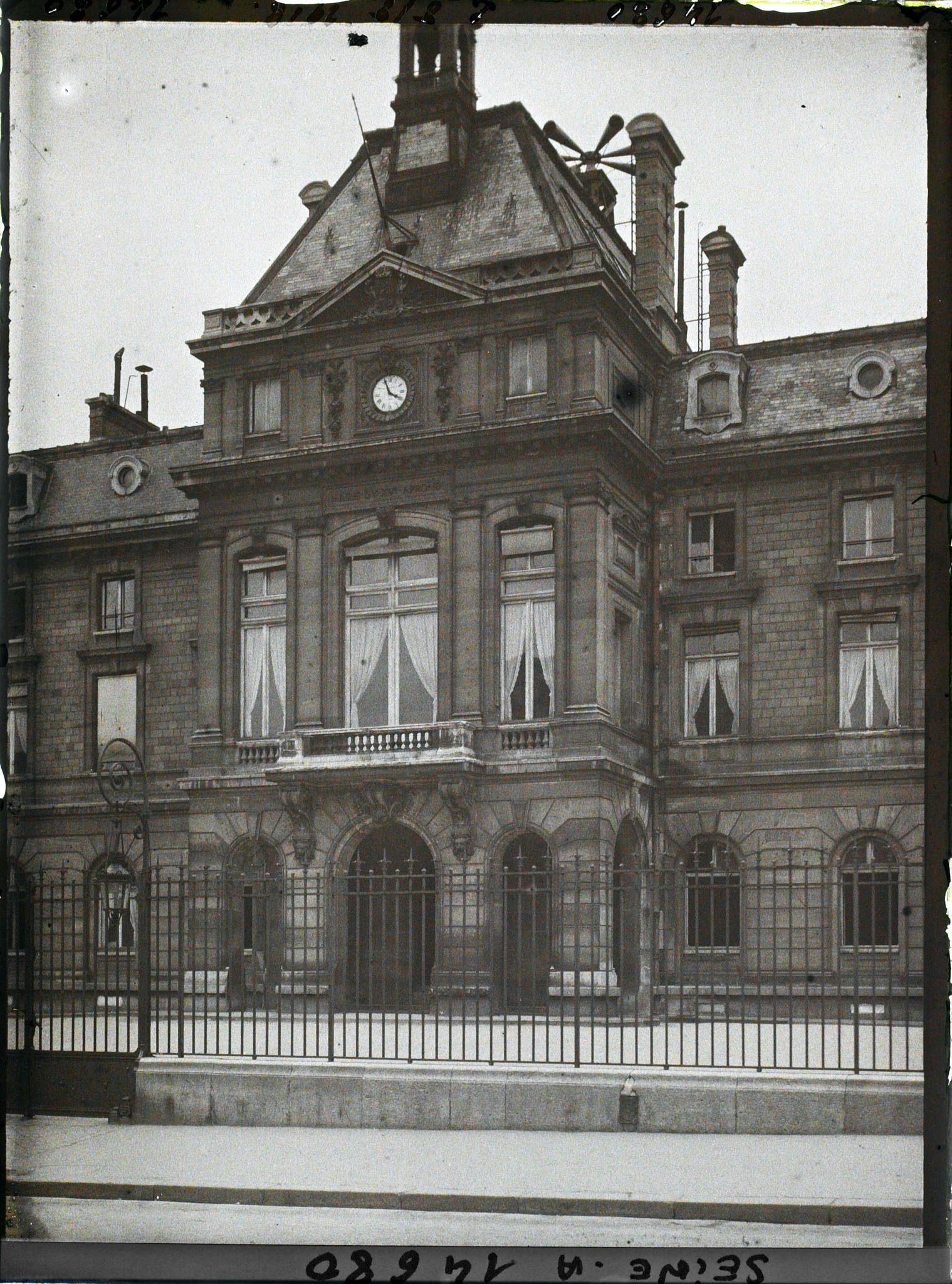 Image représentant Sirène sur le toit de la mairie du XVIe arrondissement, 71 avenue Henri-Martin