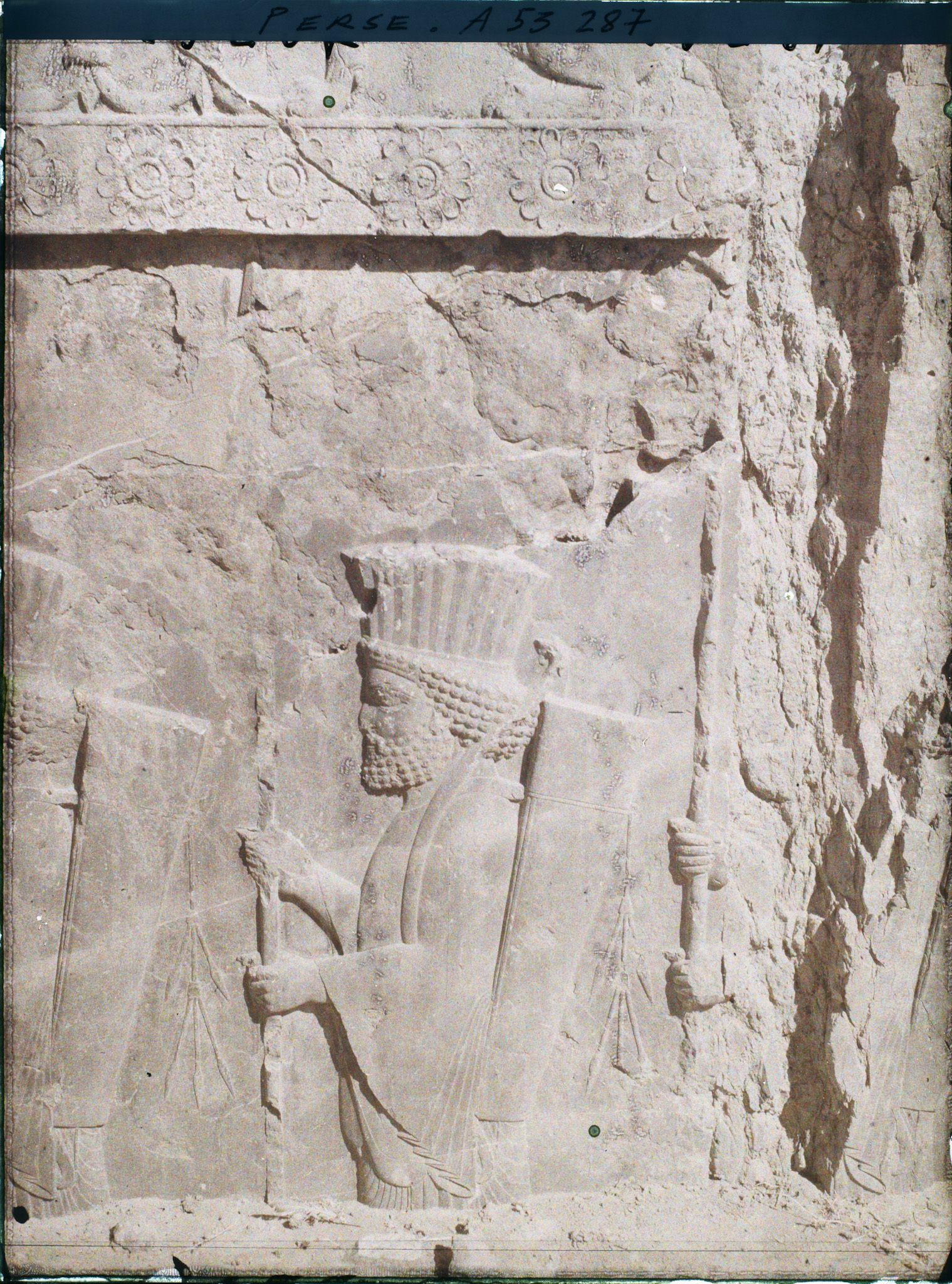 Image représentant Le Tatchara (palais de Darius 1er), bas-relief représentant des gardes perses