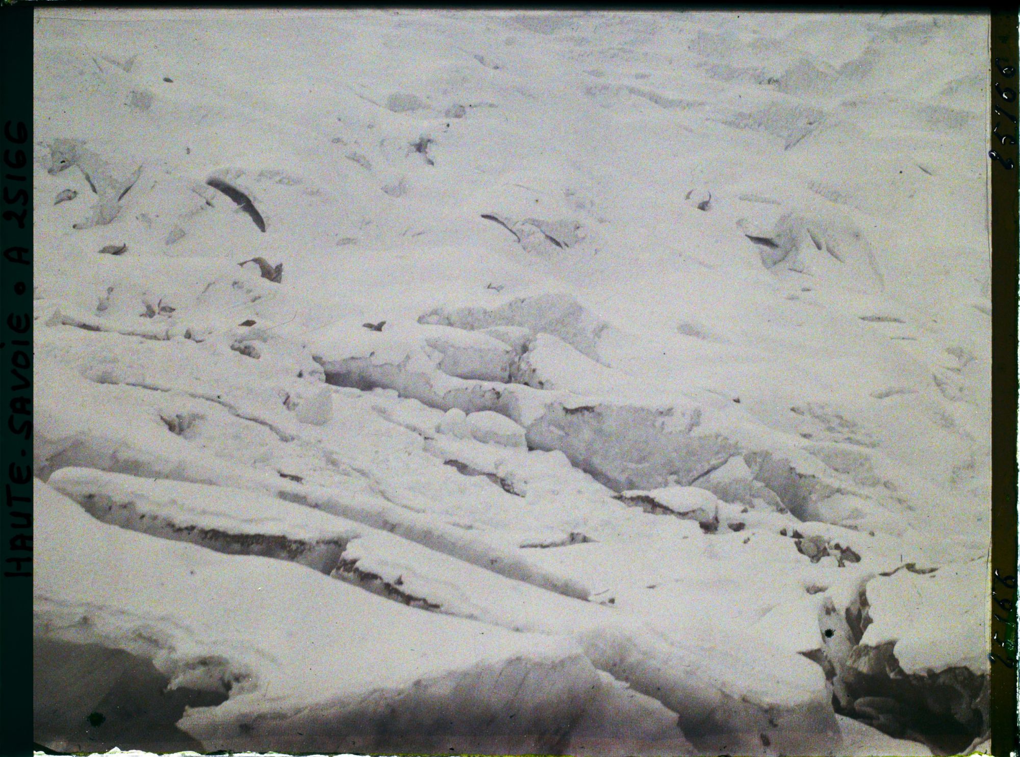 Image représentant France Les Alpes, Glacier des Bossons : Glacier Supérieur des Bossons, Crevasses recouvertes par la neige et à peine visibles
