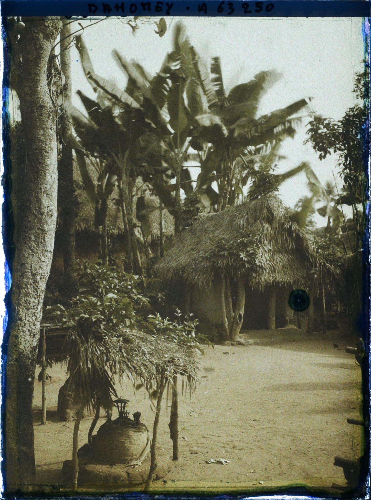 Image représentant Fétiches et case de fétiche (?) sur la place du village