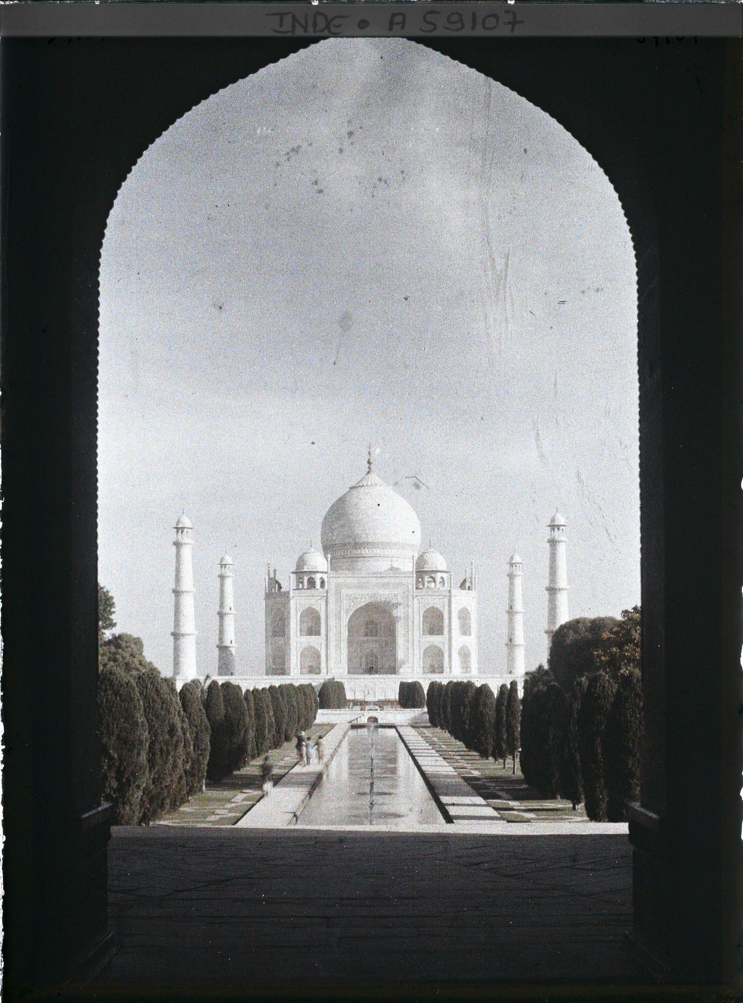 Image représentant Le grand canal axial et le mausolée vus de la porte monumentale de l'enceinte du Taj Mahal