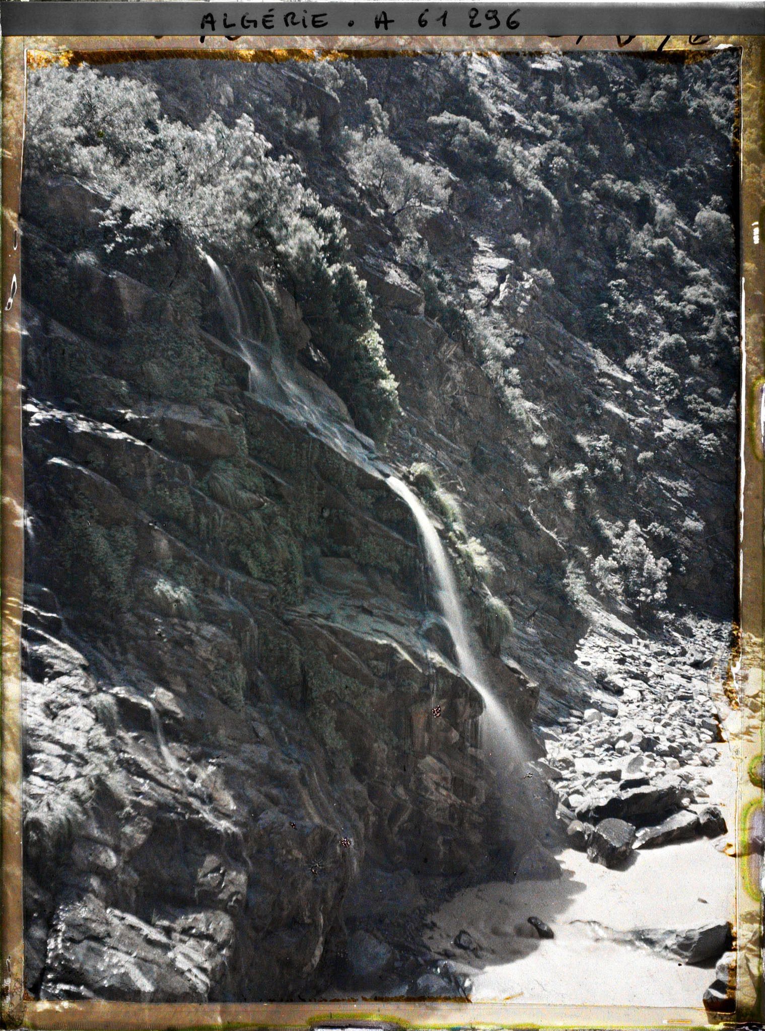 Image représentant Une cascade dans les gorges